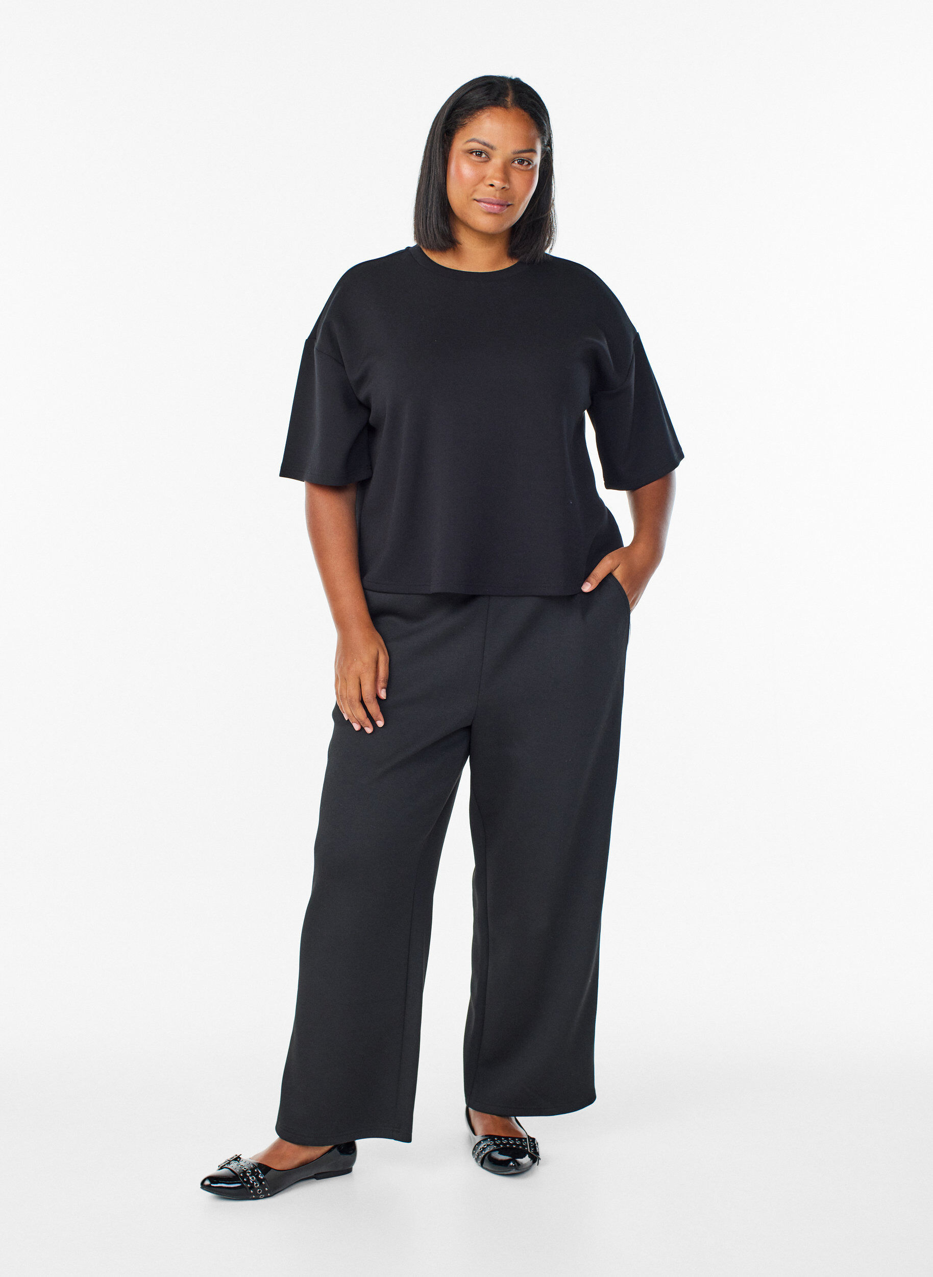 Zizzi T-shirt court coupe ample en m&eacute;lange de modal, Noir, Model image number 1