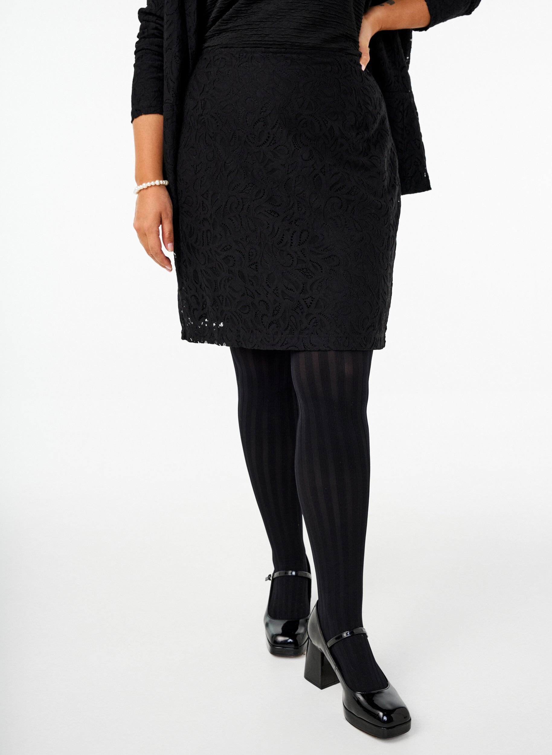 Zizzi Jupe courte en dentelle, Black, Model image number 0