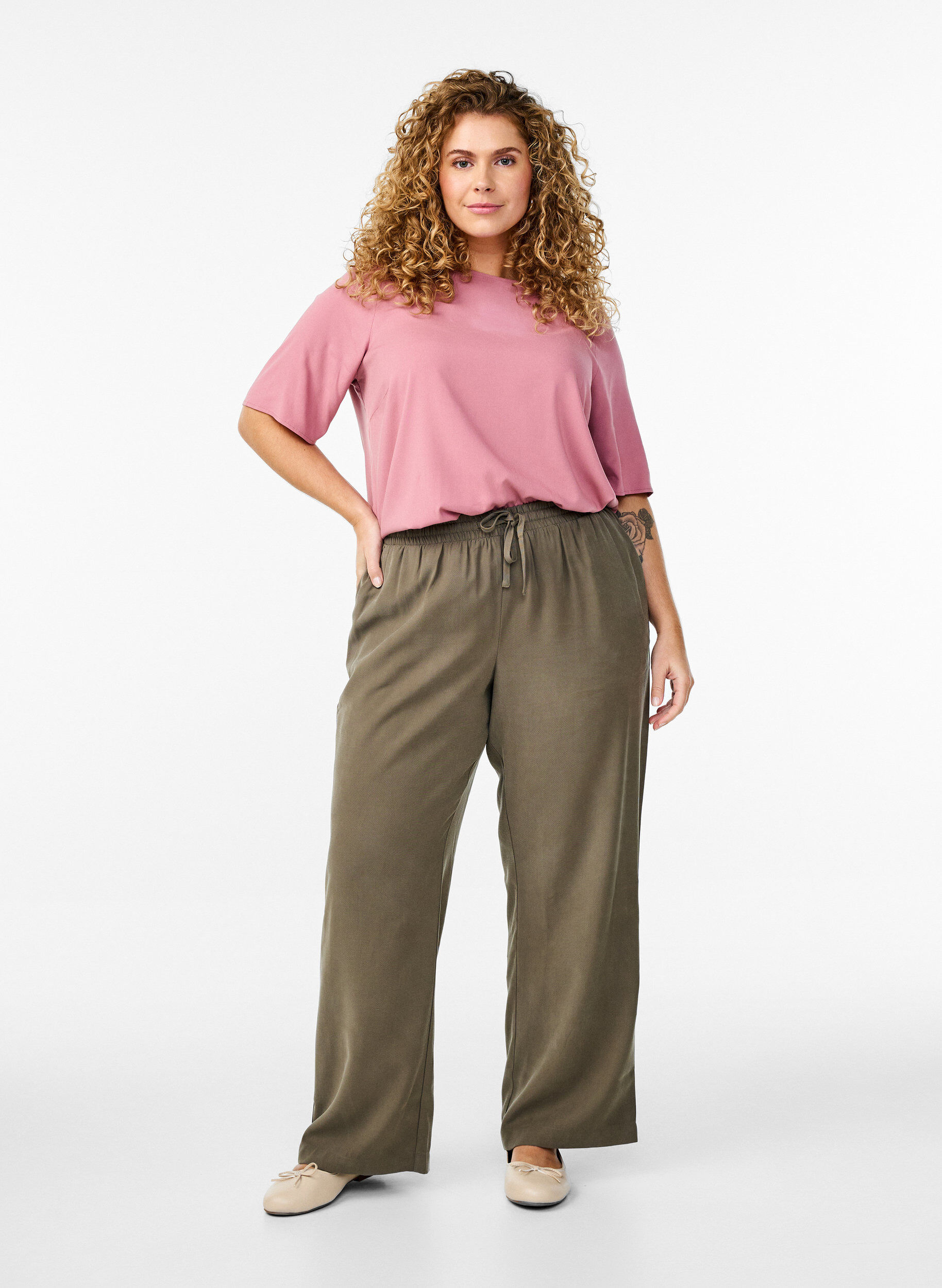 Zizzi FLASH - Pantalon en viscose avec ceinture &eacute;lastique, Vert, Model image number 0