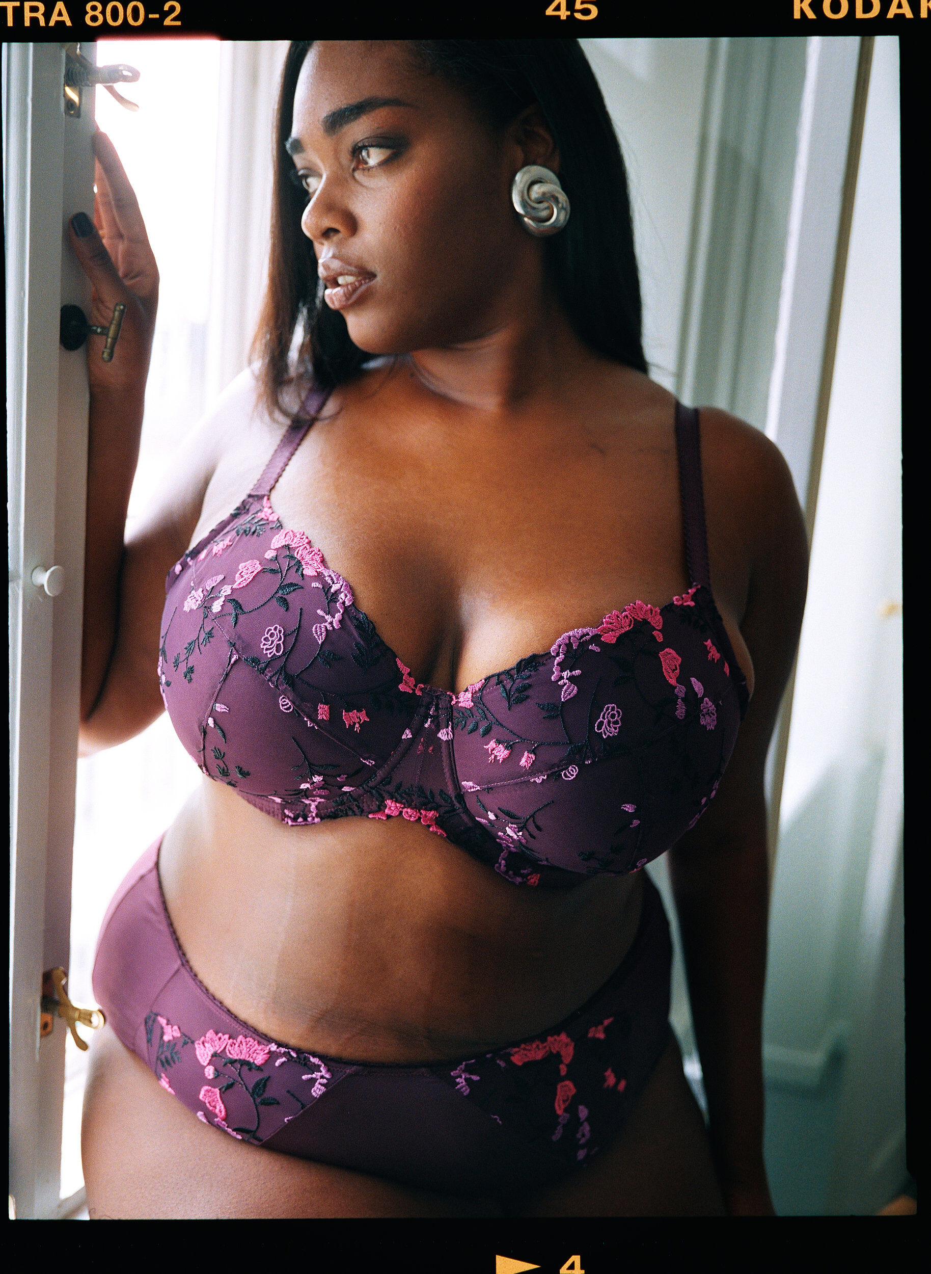 Zizzi Soutien-gorge rembourr&eacute; avec broderie florale, Violet, Image image number 0