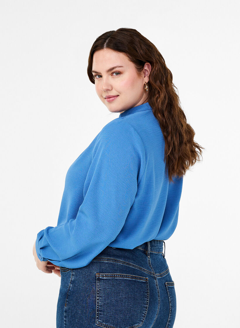 Chemisier &agrave; manches longues avec col en V, Riverside, Model image number 1