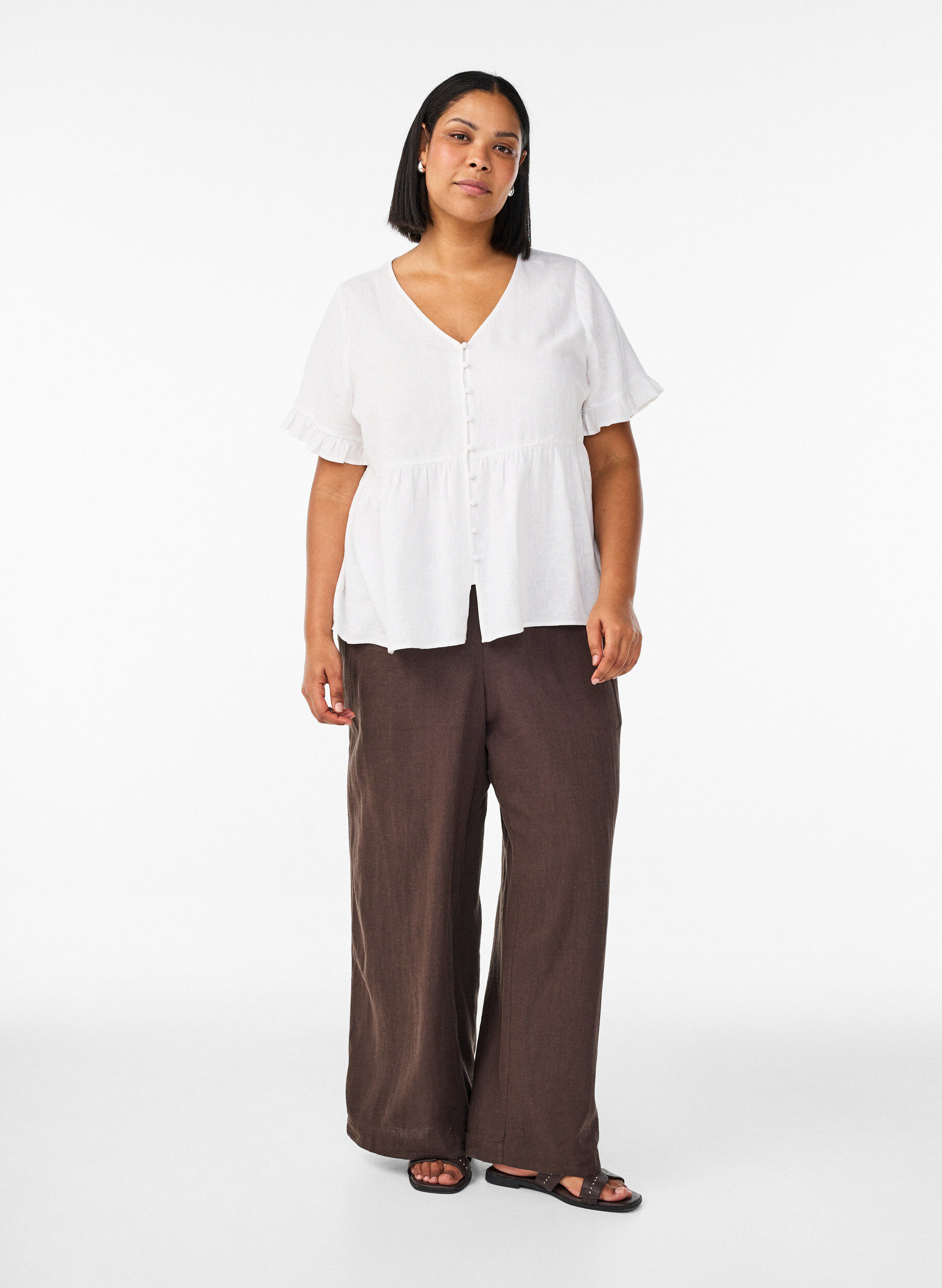 Zizzi Blouse en lin et viscose avec un col en V et une fermeture boutonn&eacute;e, Blanc, Model image number 1