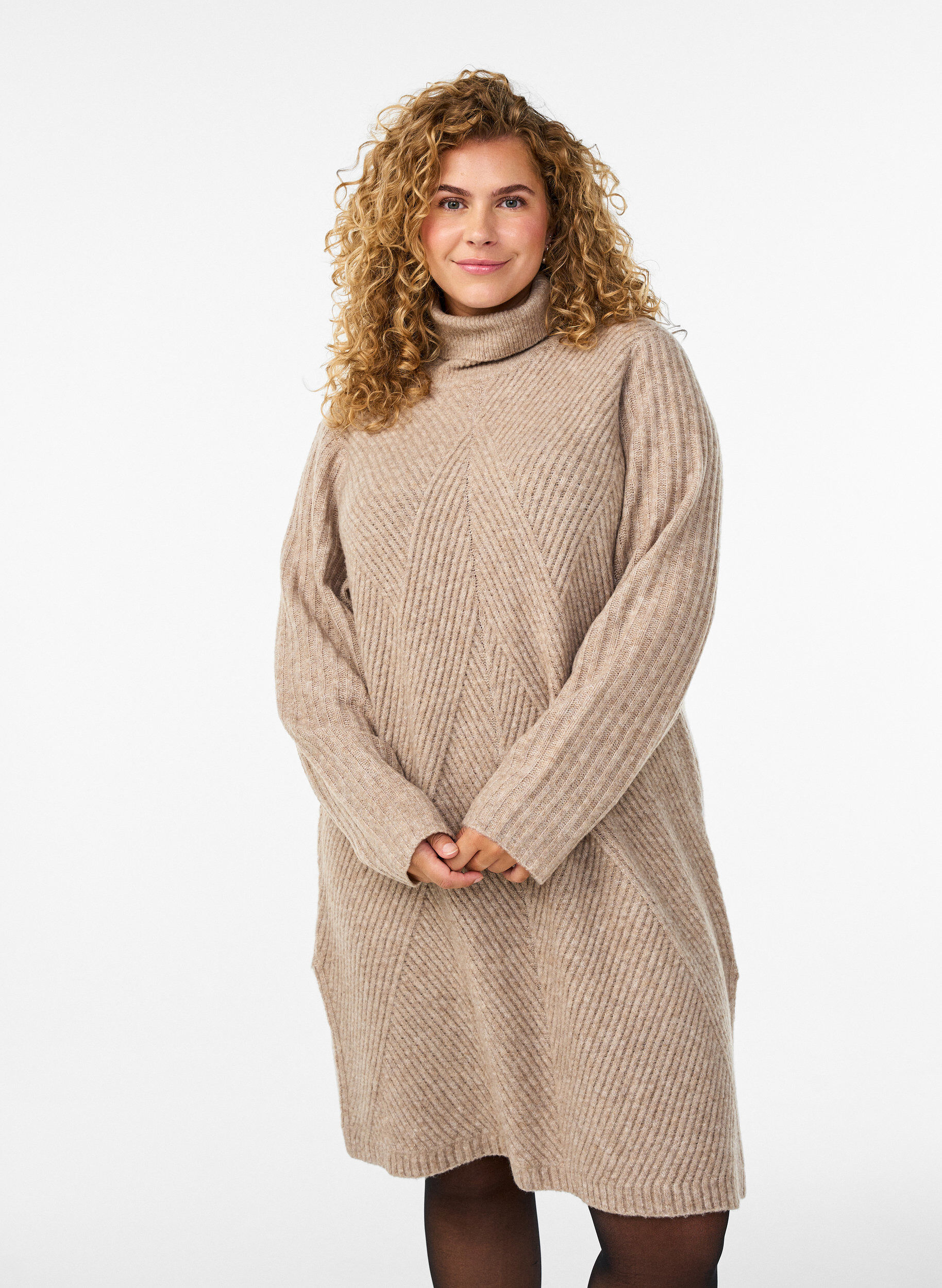 Robe courte en maille c&ocirc;tel&eacute;e avec un col roul&eacute;, Beige, Model