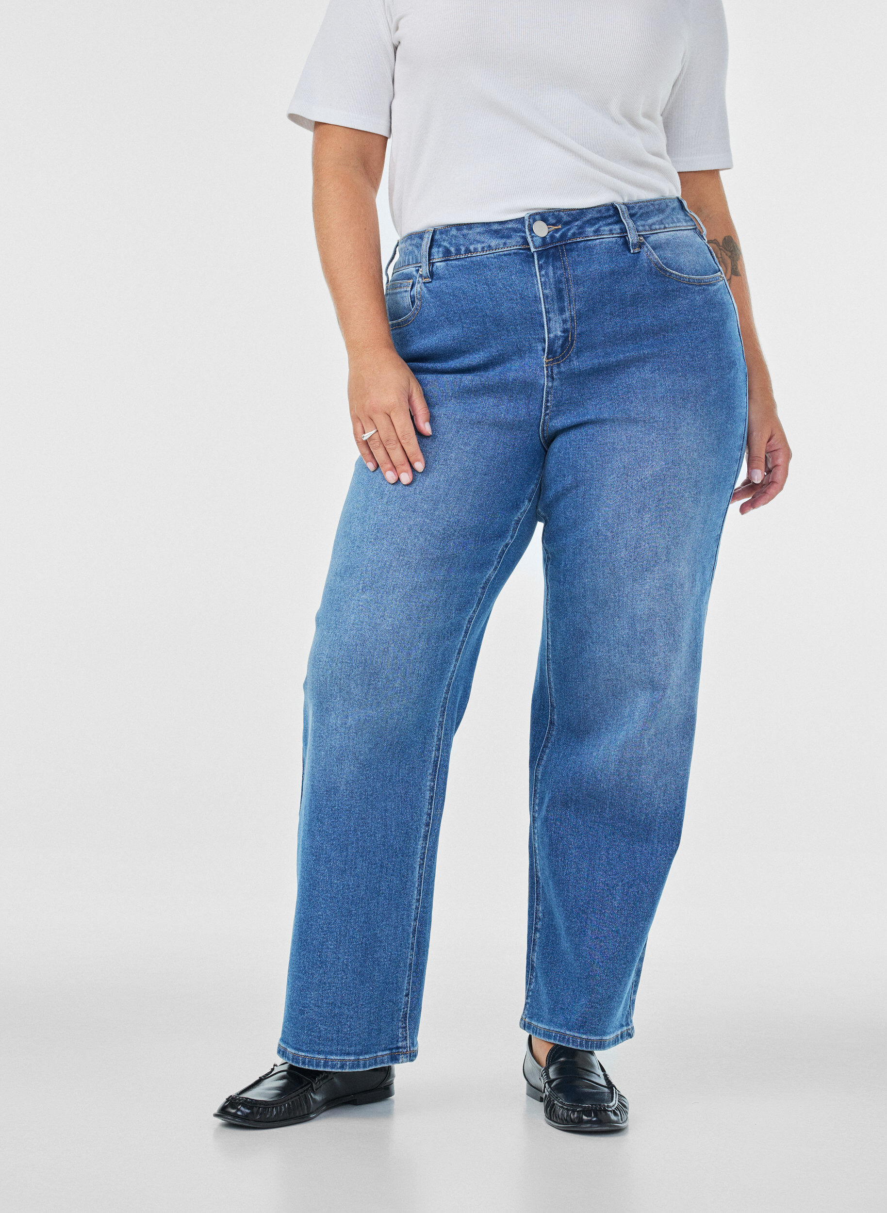 ZizziJean droit &agrave; l'aspect l&eacute;g&egrave;rement us&eacute;, Bleu Clair, Model image number 2