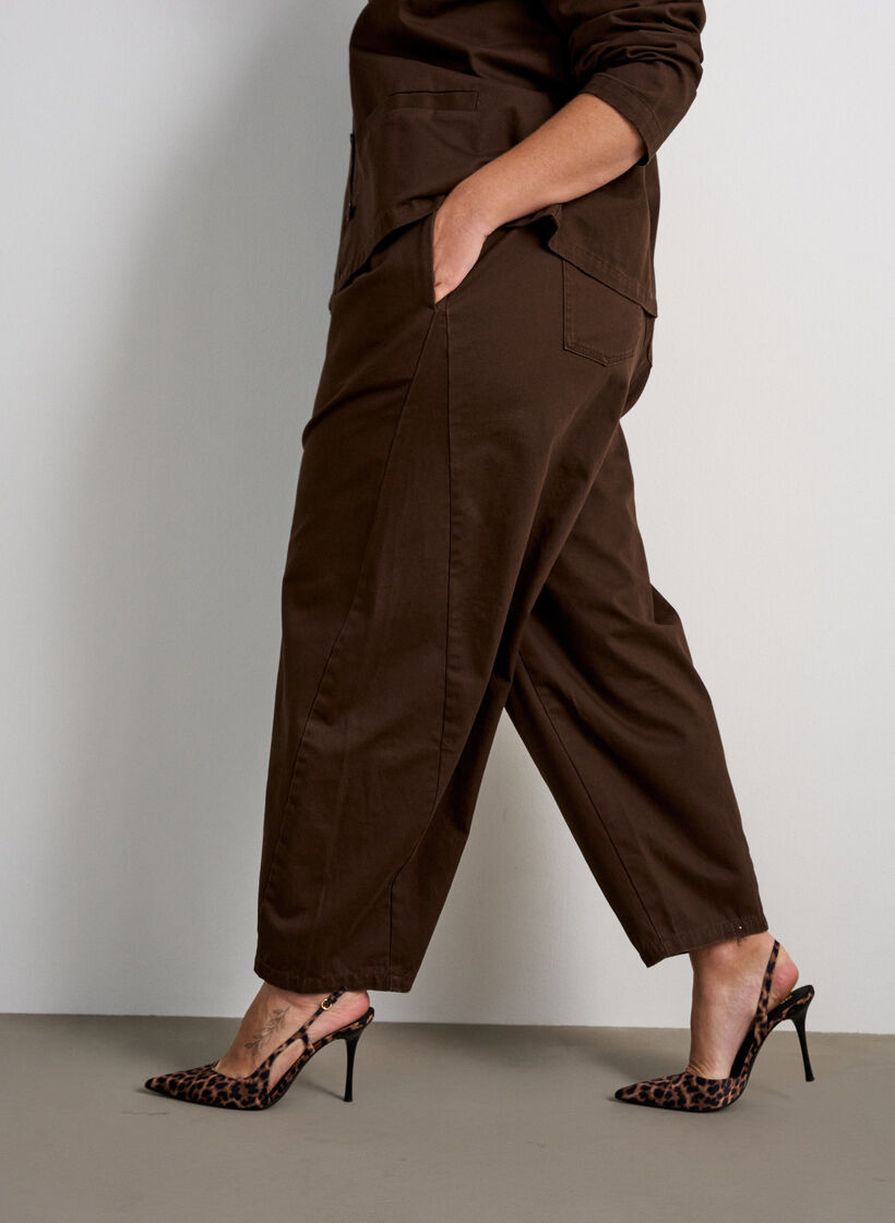 Jean barrel avec taille haute et ceinture &eacute;lastique, Marron, Model image number 2