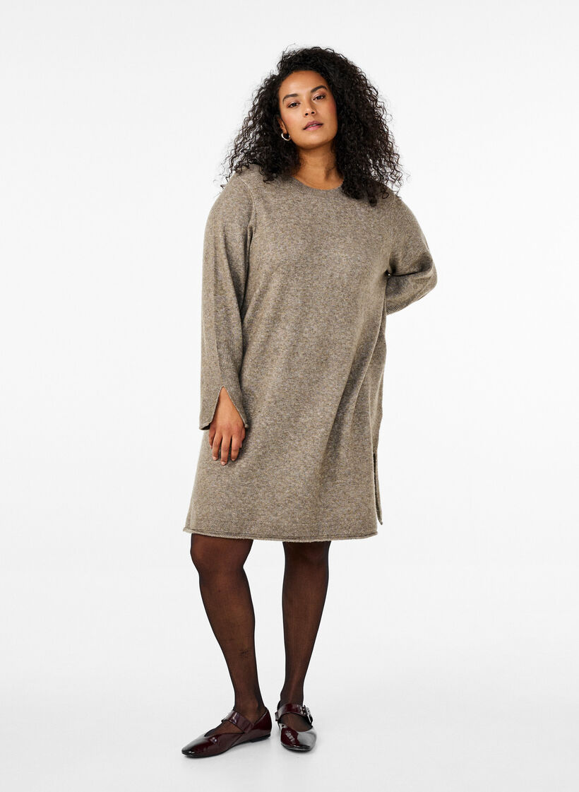 Robe en tricot avec des fentes, Walnut Mel., Model image number 2