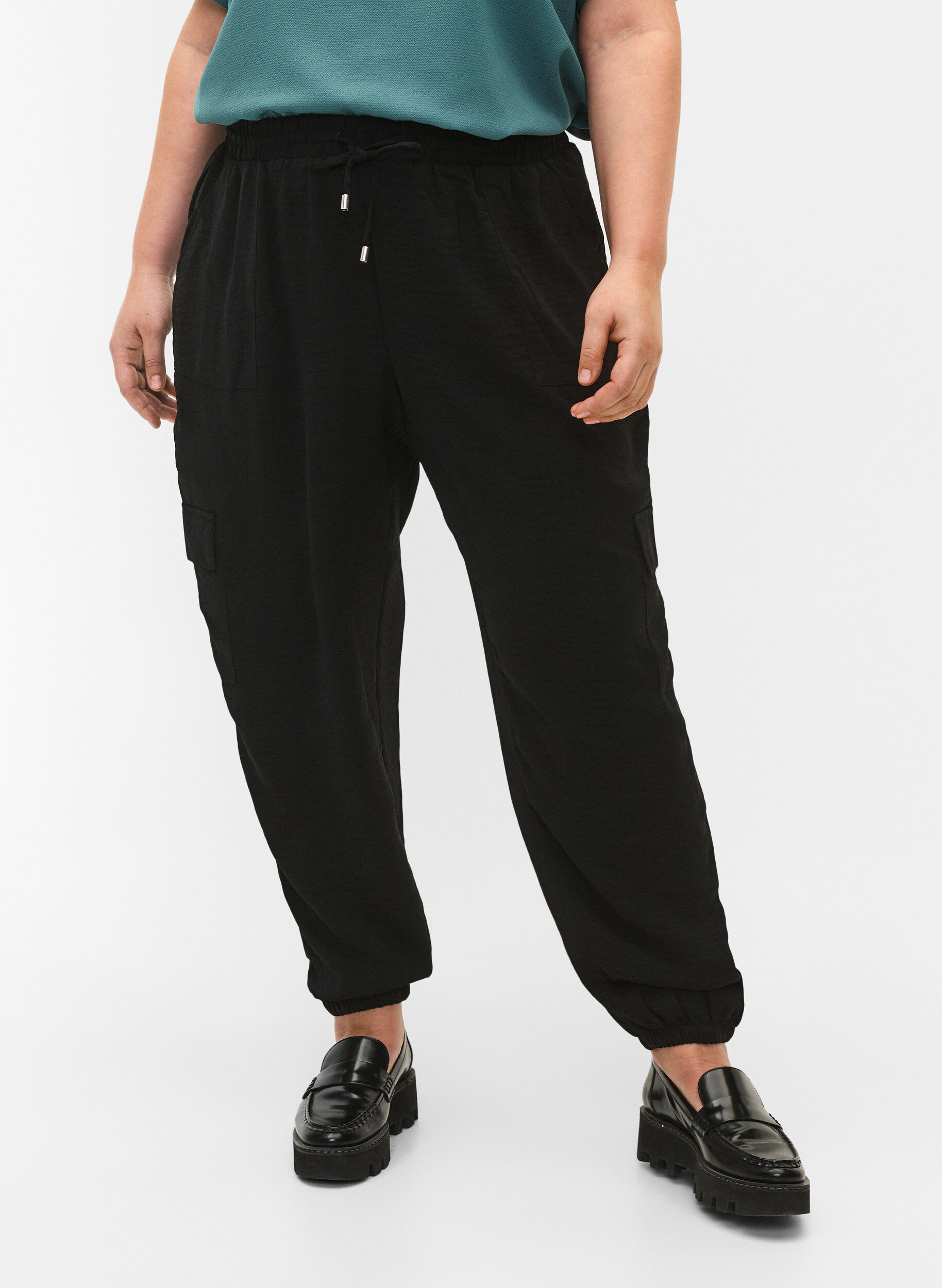 Zizzi Pantalon &agrave; poches cargo, Black, Model image number 2