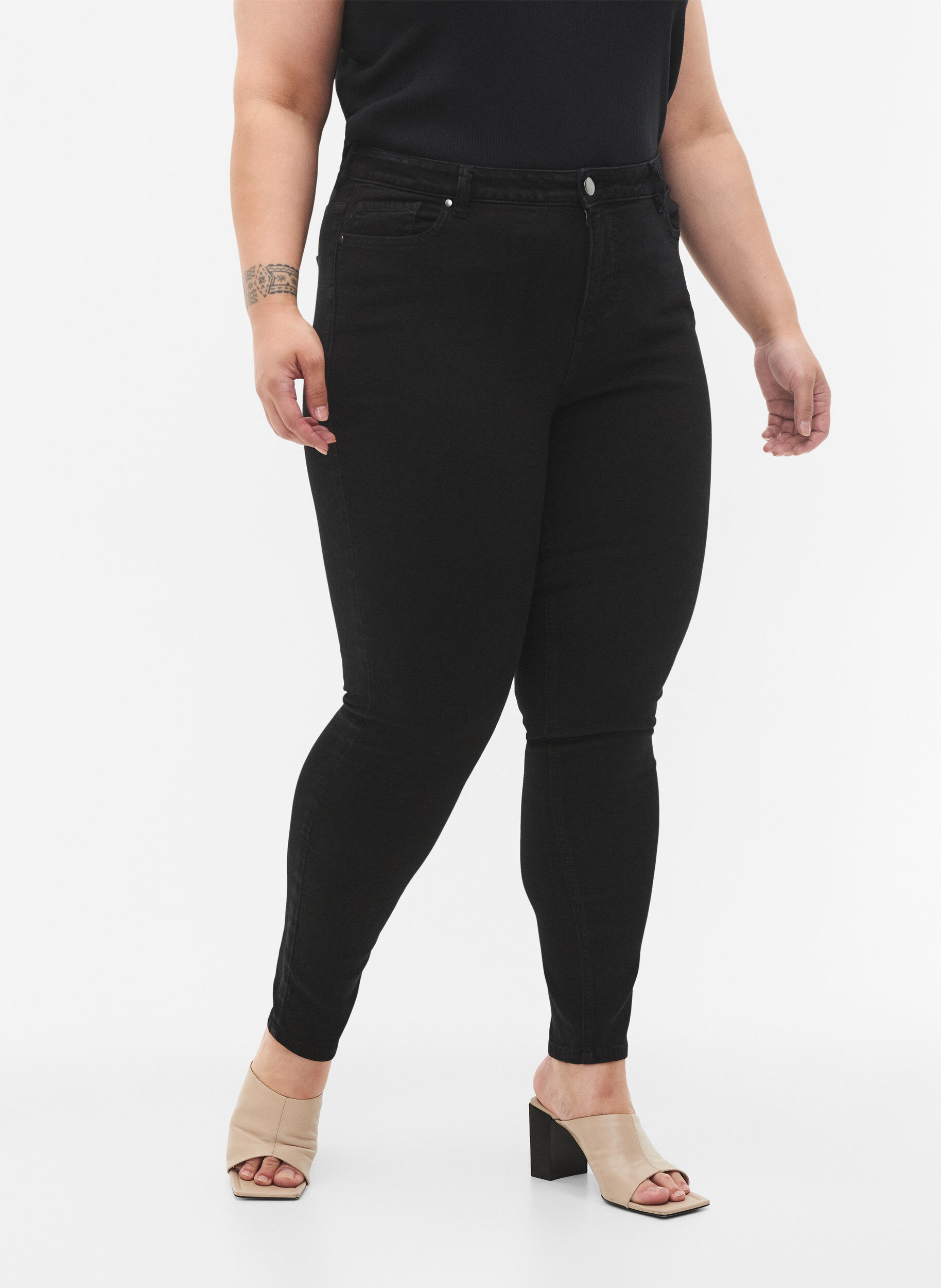 Zizzi Jean Amy &agrave; taille haute avec un ajustement super mince, Black, Model image number 2
