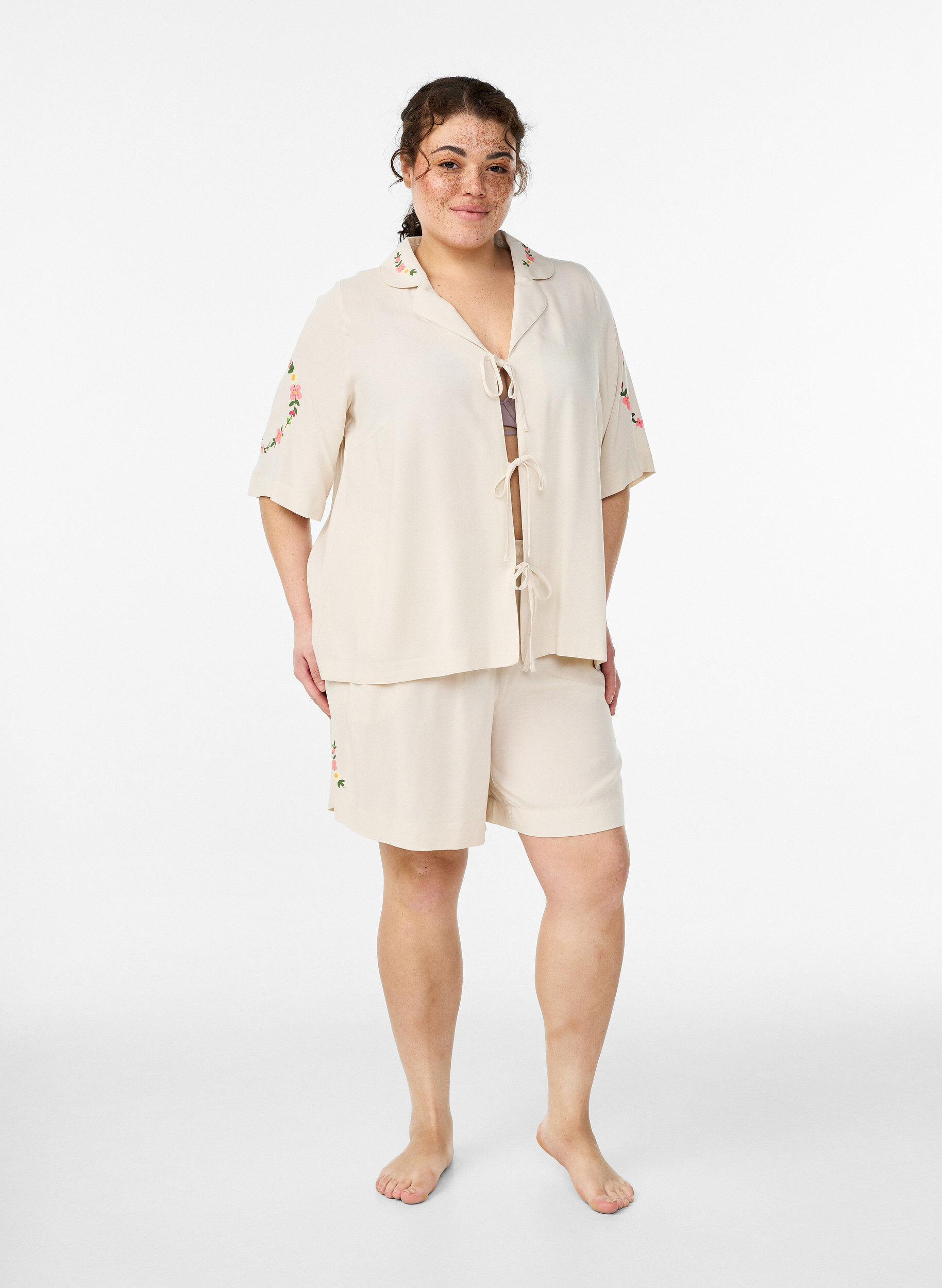 Zizzi Short de pyjama ample taille haute en viscose, Beige, Model image number 1