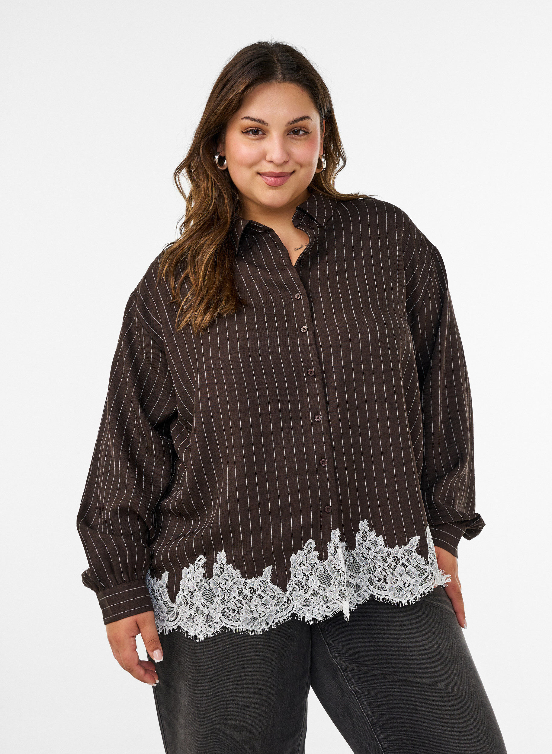 Chemise &agrave; fines rayures avec finitions en dentelle, Marron, Model