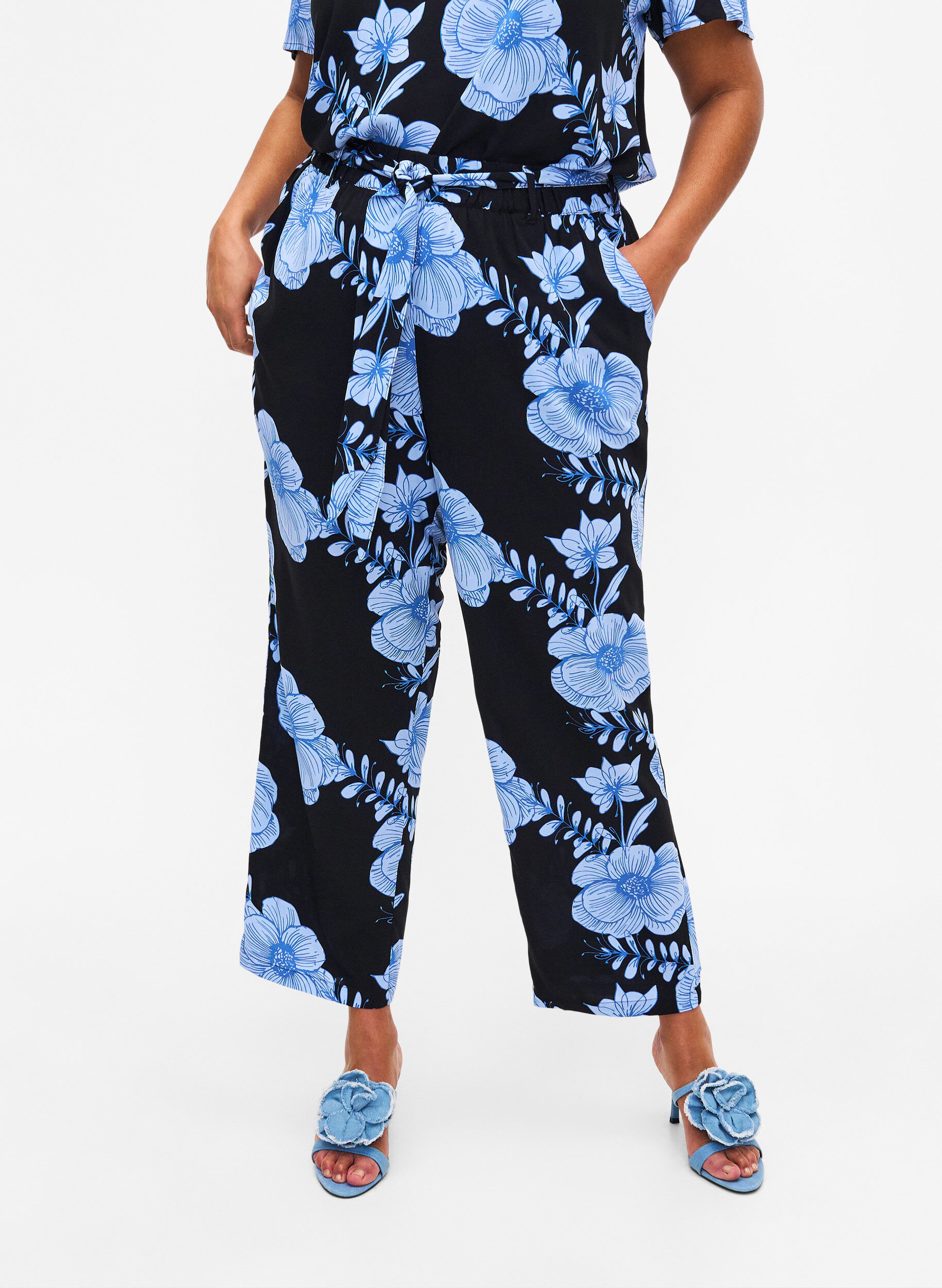 Zizzi Pantalon taille haute en viscose, Noir, Model image number 2