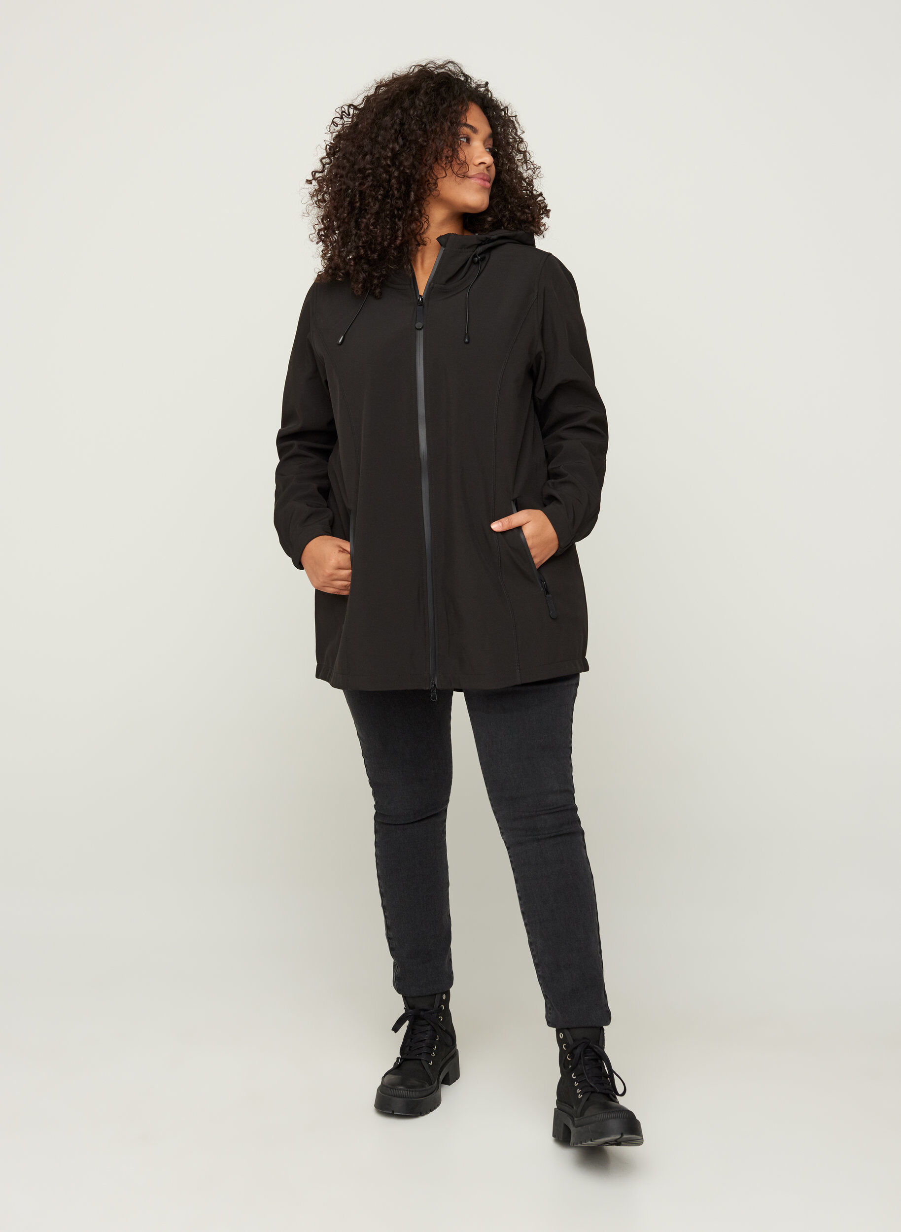 Zizzi Veste softshell courte &agrave; capuche, Black, Model image number 5