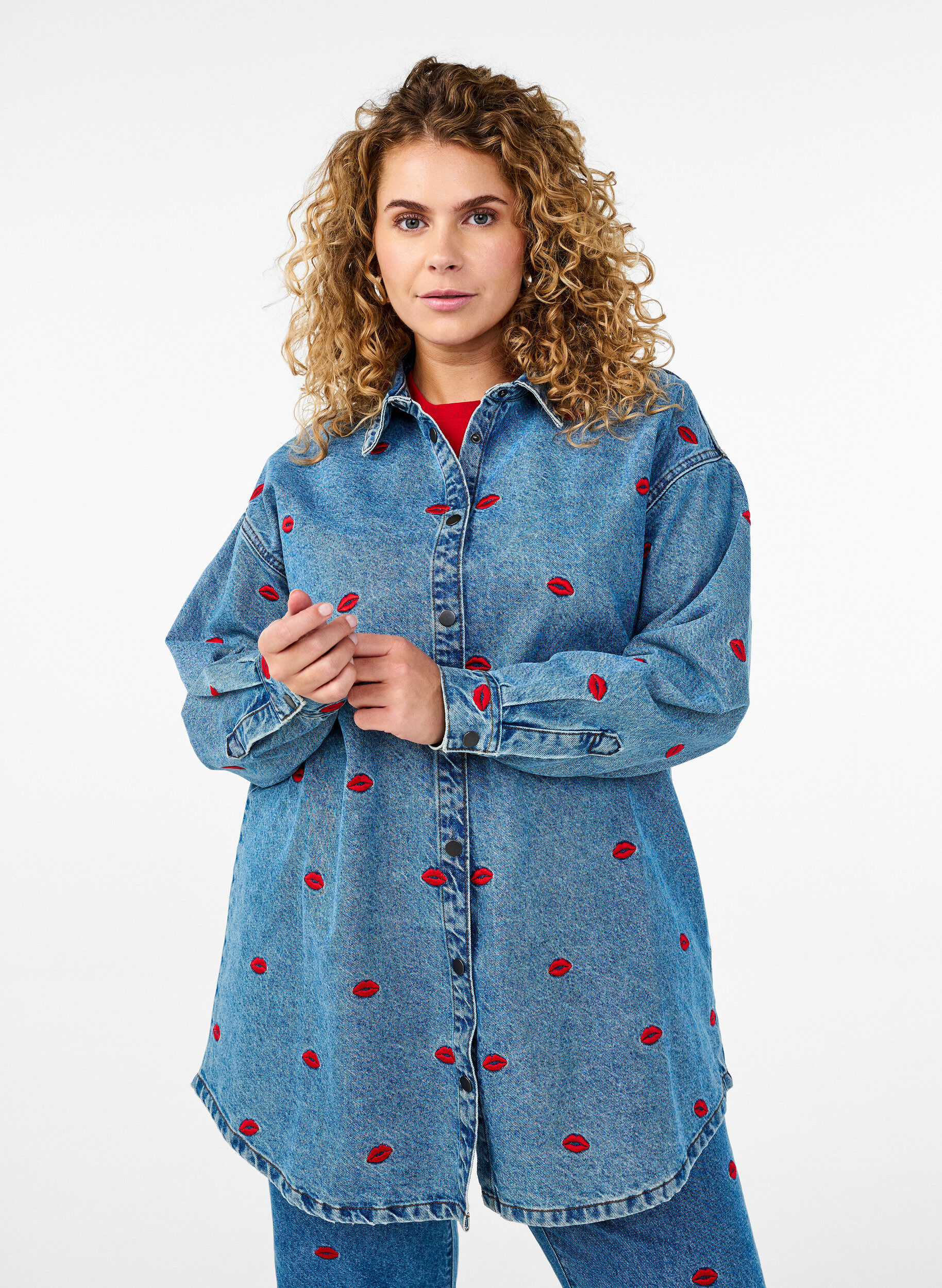 Zizzi Chemise ample en jean et avec l&egrave;vres brod&eacute;es, Light Blue Kiss, Model image number 0