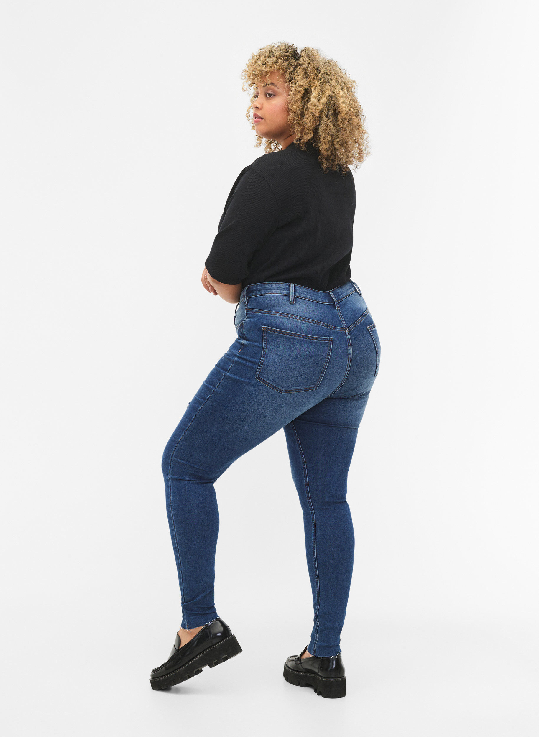Zizzi Jeans Amy taille haute avec boutons, Blue denim, Model image number 1