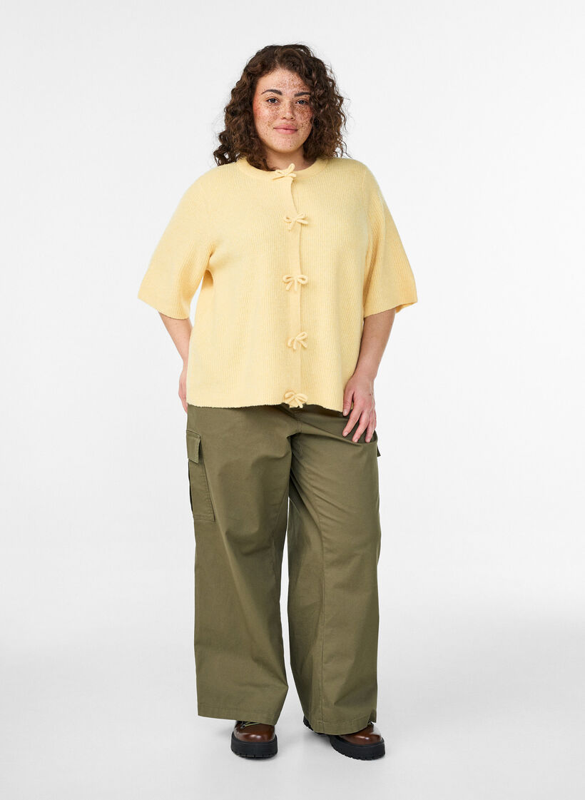 Cardigan en maille à manches courtes avec des nœuds, Jaune clair, Model