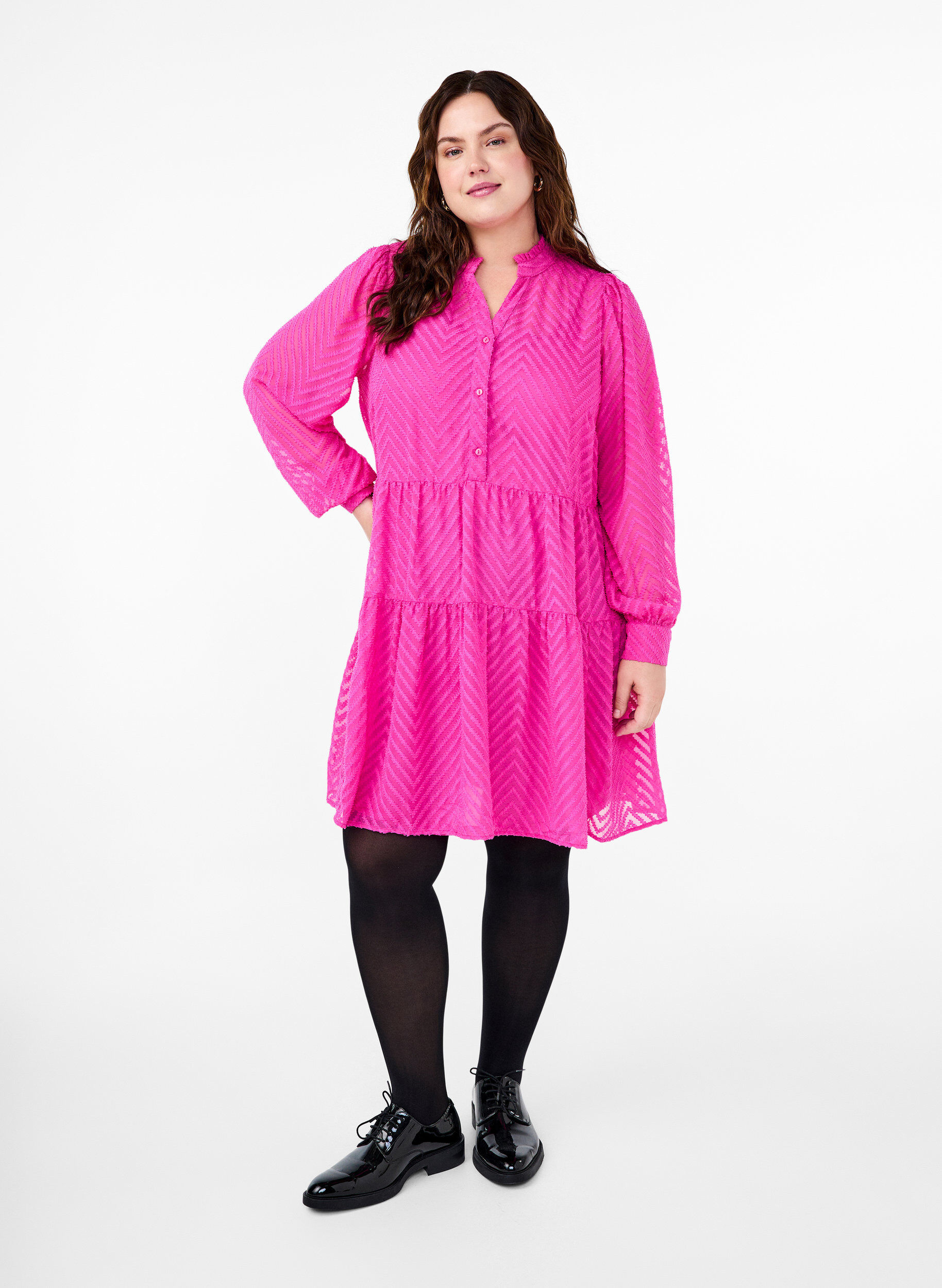 Zizzi Robe courte textur&eacute;e avec un col &agrave; volants, Magenta, Model image number 2