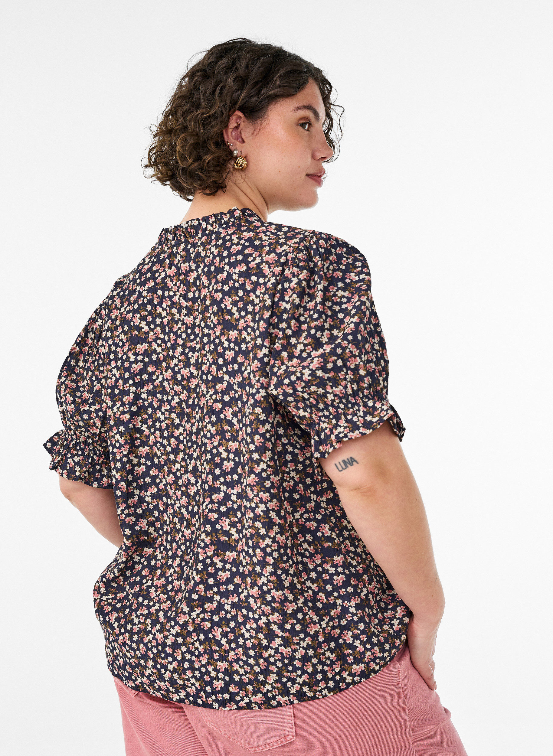 ZizziBlouse &agrave; imprim&eacute; floral en viscose avec manches courtes et d&eacute;tails smock&eacute;s, Bleu, Model image number 2