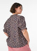 Blouse &agrave; imprim&eacute; floral en viscose avec manches courtes et d&eacute;tails smock&eacute;s, Bleu, Model image number 2
