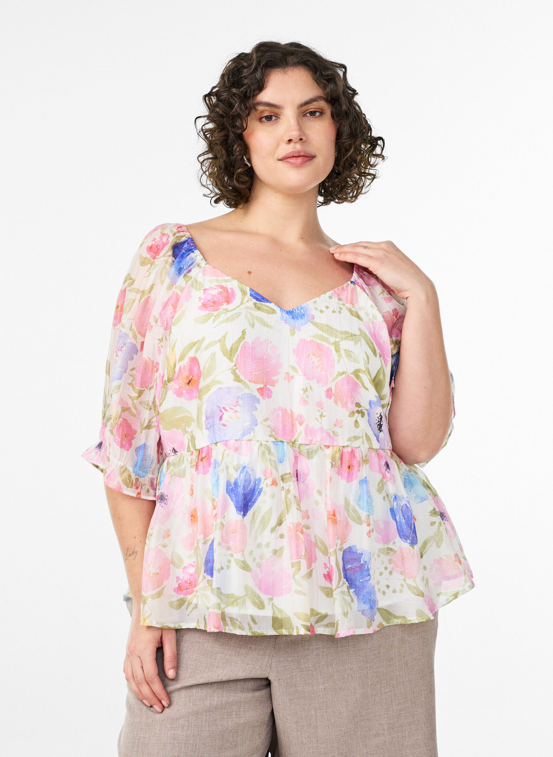 Blouse en lyocell &agrave; imprim&eacute; floral et d&eacute;collet&eacute; en c&oelig;ur, Blanc, Model