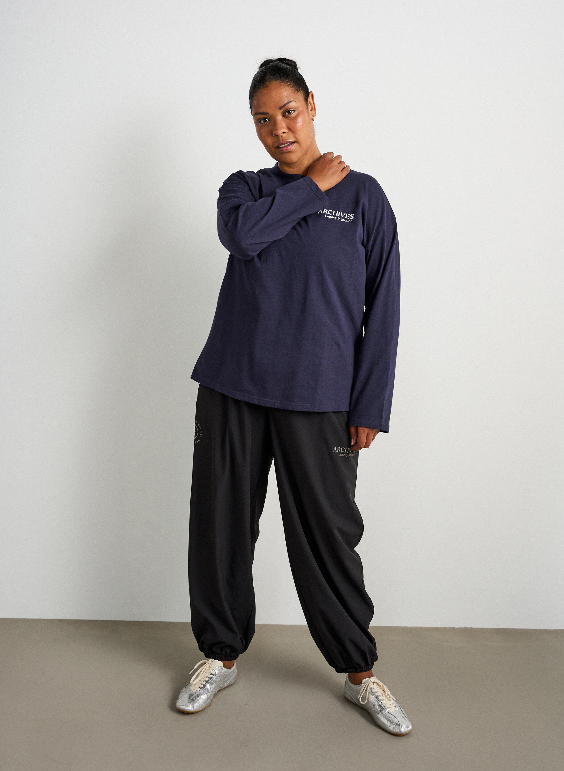 Pantalon d'entra&icirc;nement avec jambes ballon, Noir, Model