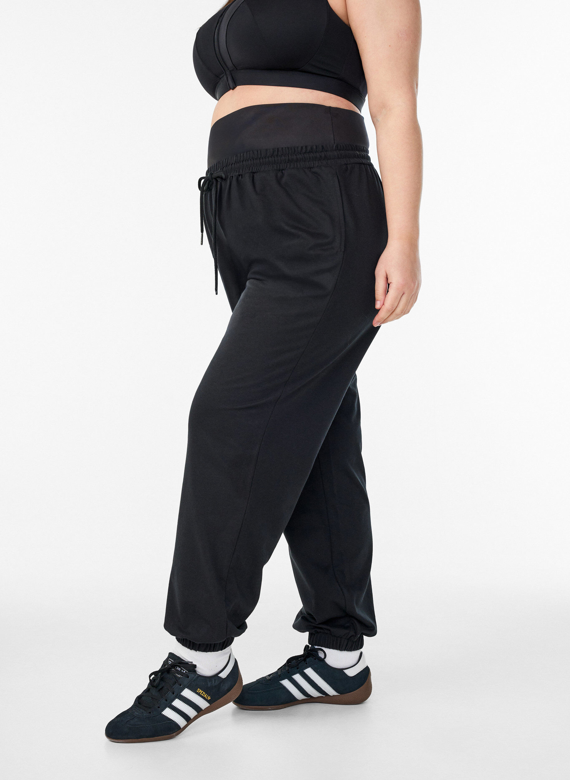 Pantalon de jogging avec une ceinture large, Noir, Model