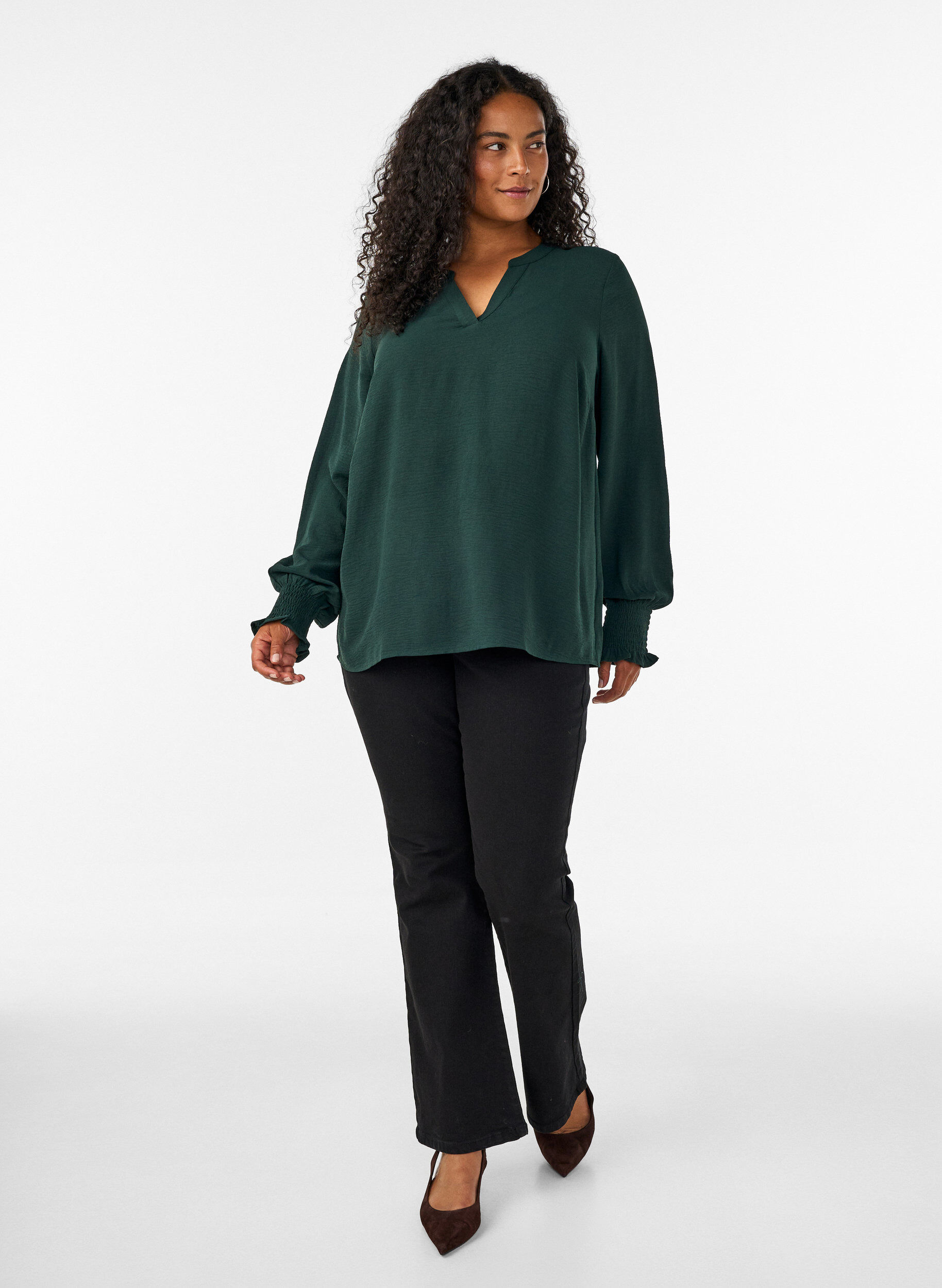 ZizziBlouse avec poignets smock&eacute;s et col en V, Vert fonc&eacute;, Model image number 1