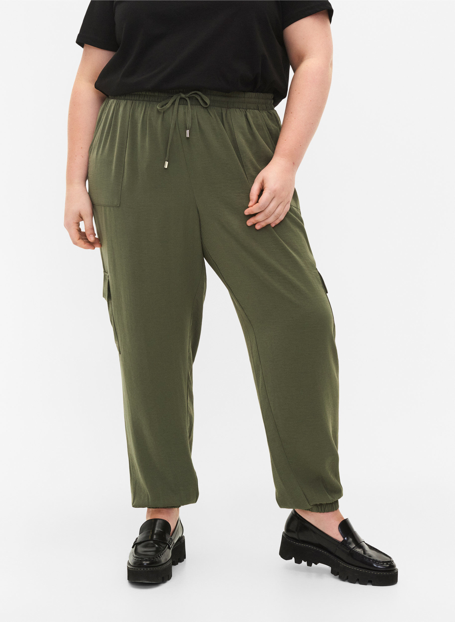 Zizzi Pantalon uni avec grandes poches, Nomad, Model image number 2