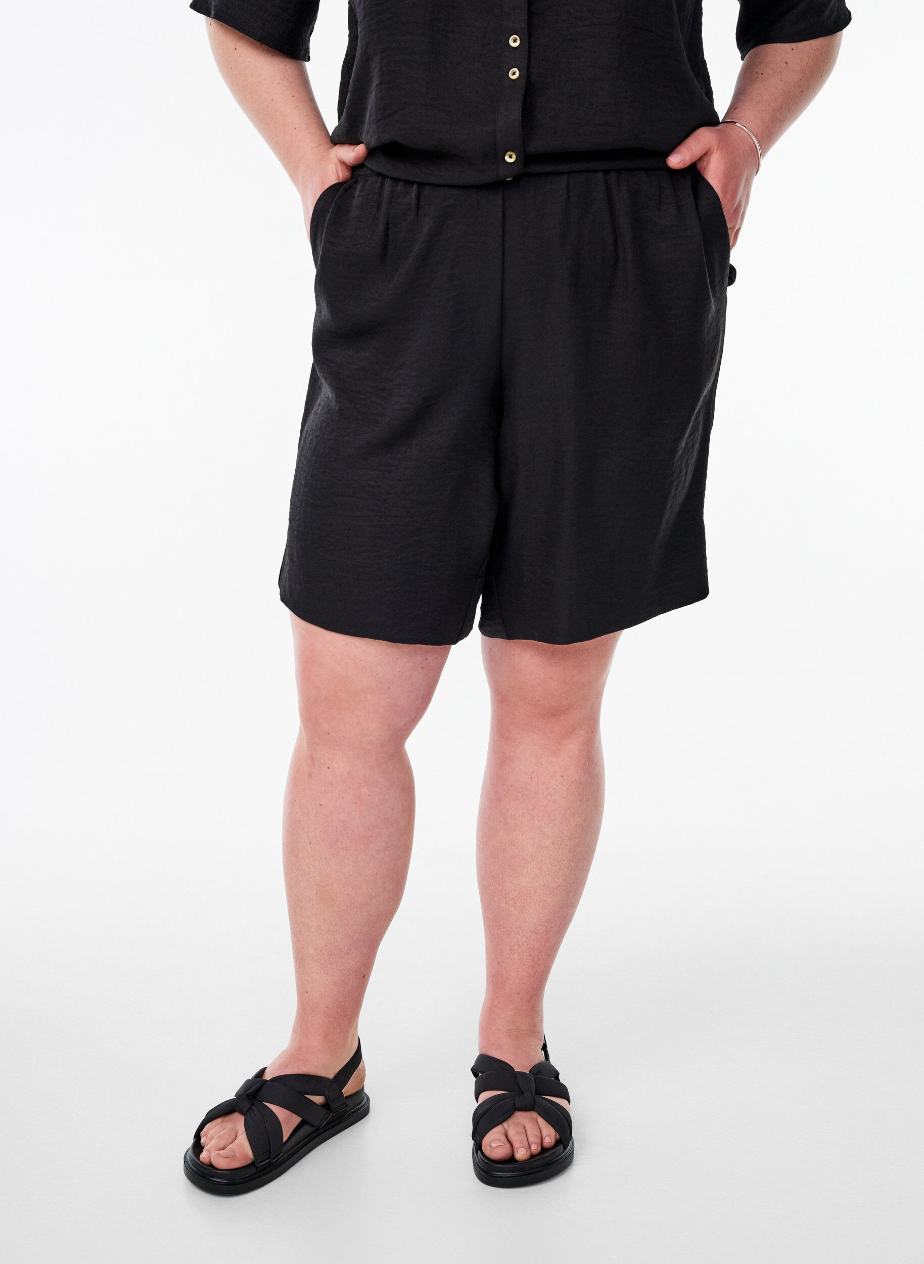 Zizzi Short avec poches et taille haute, Noir, Model image number 3