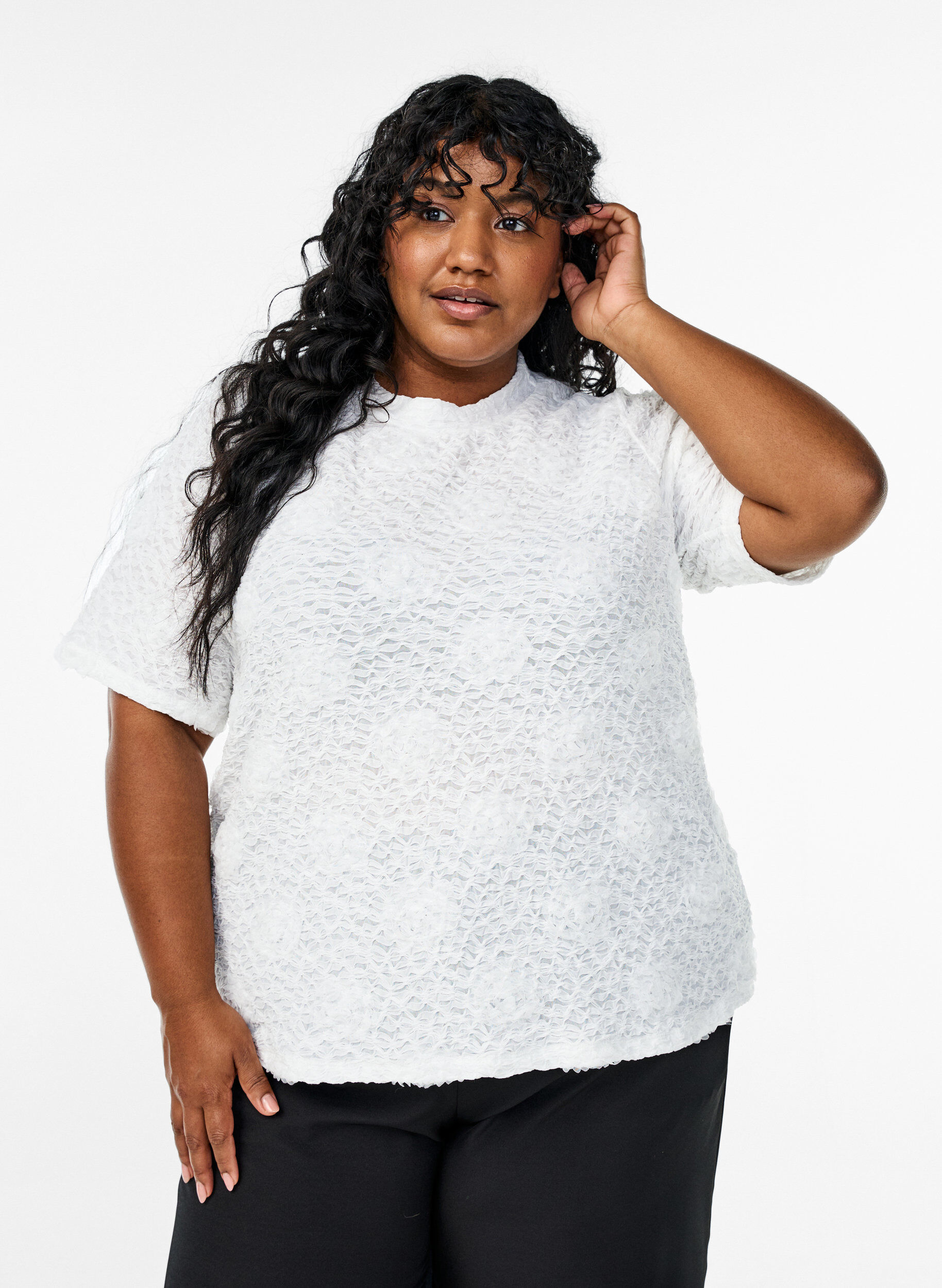 Chemisier avec des fleurs en 3D et des manches courtes, Blanc, Model