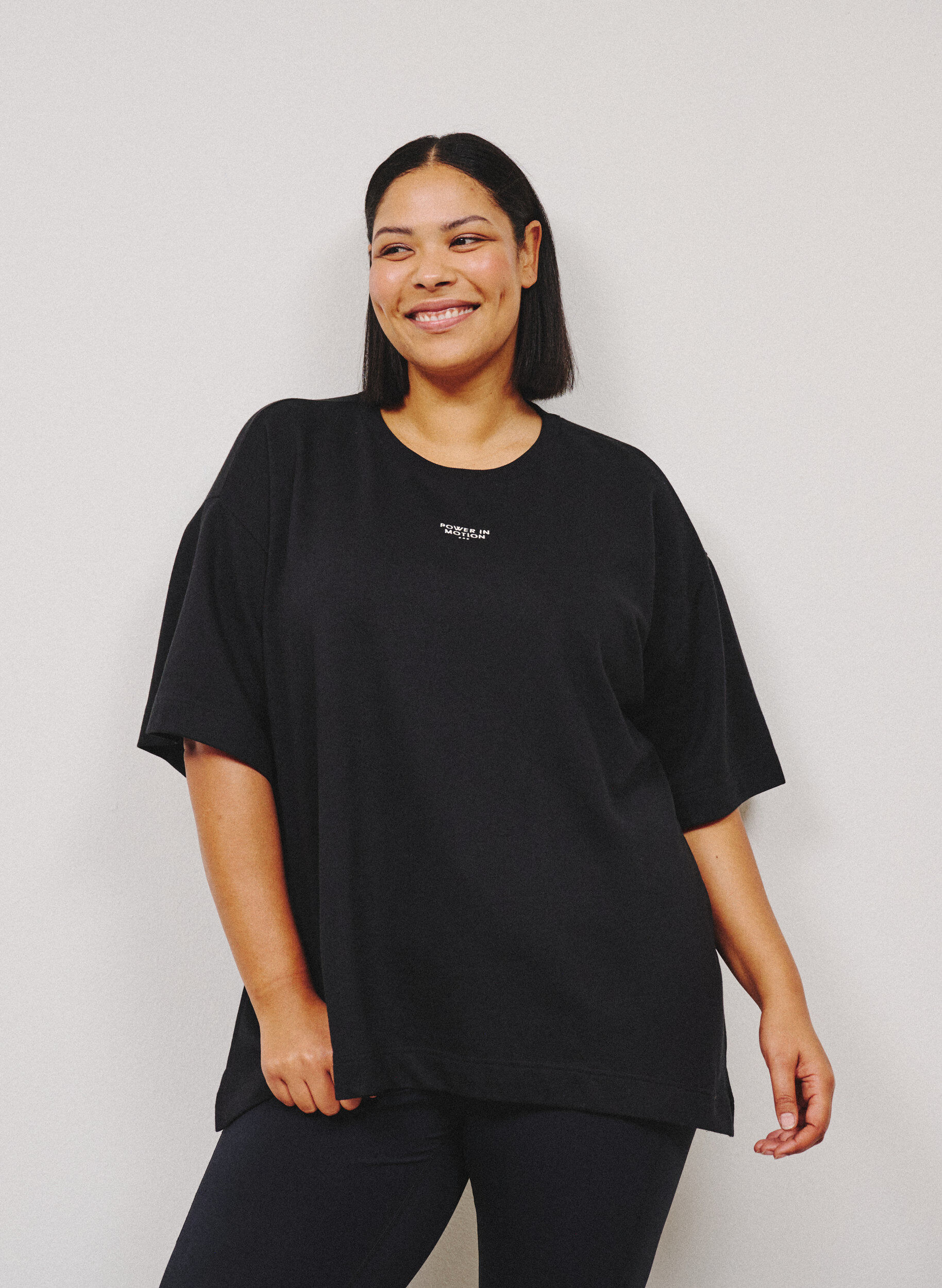 Zizzi T-shirt de sport coupe ample avec inscription brod&eacute;e, Noir, Image image number 0