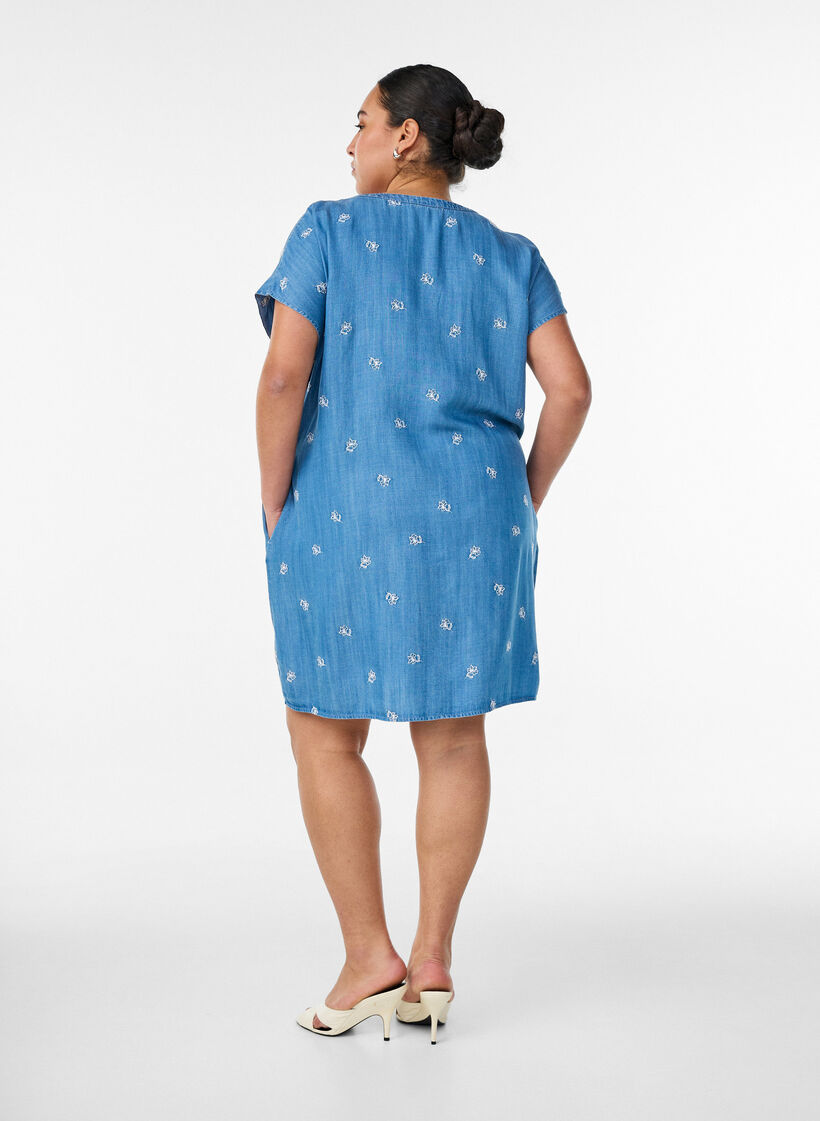 Robe en lyocell avec un aspect denim et des fleurs brod&eacute;es, Bleu Clair, Model image number 2