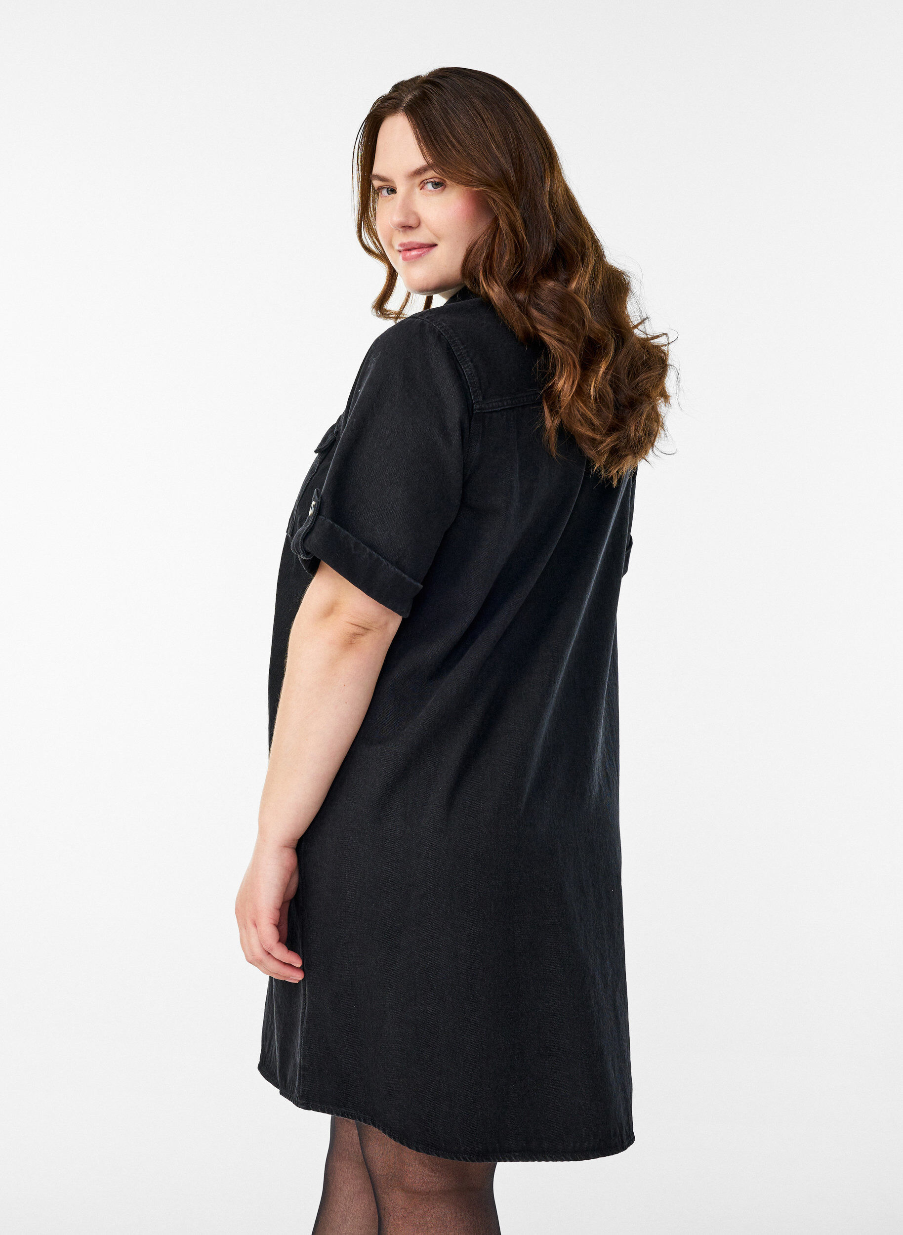 Zizzi Robe en denim avec manches courtes et boutons, Noir, Model image number 2