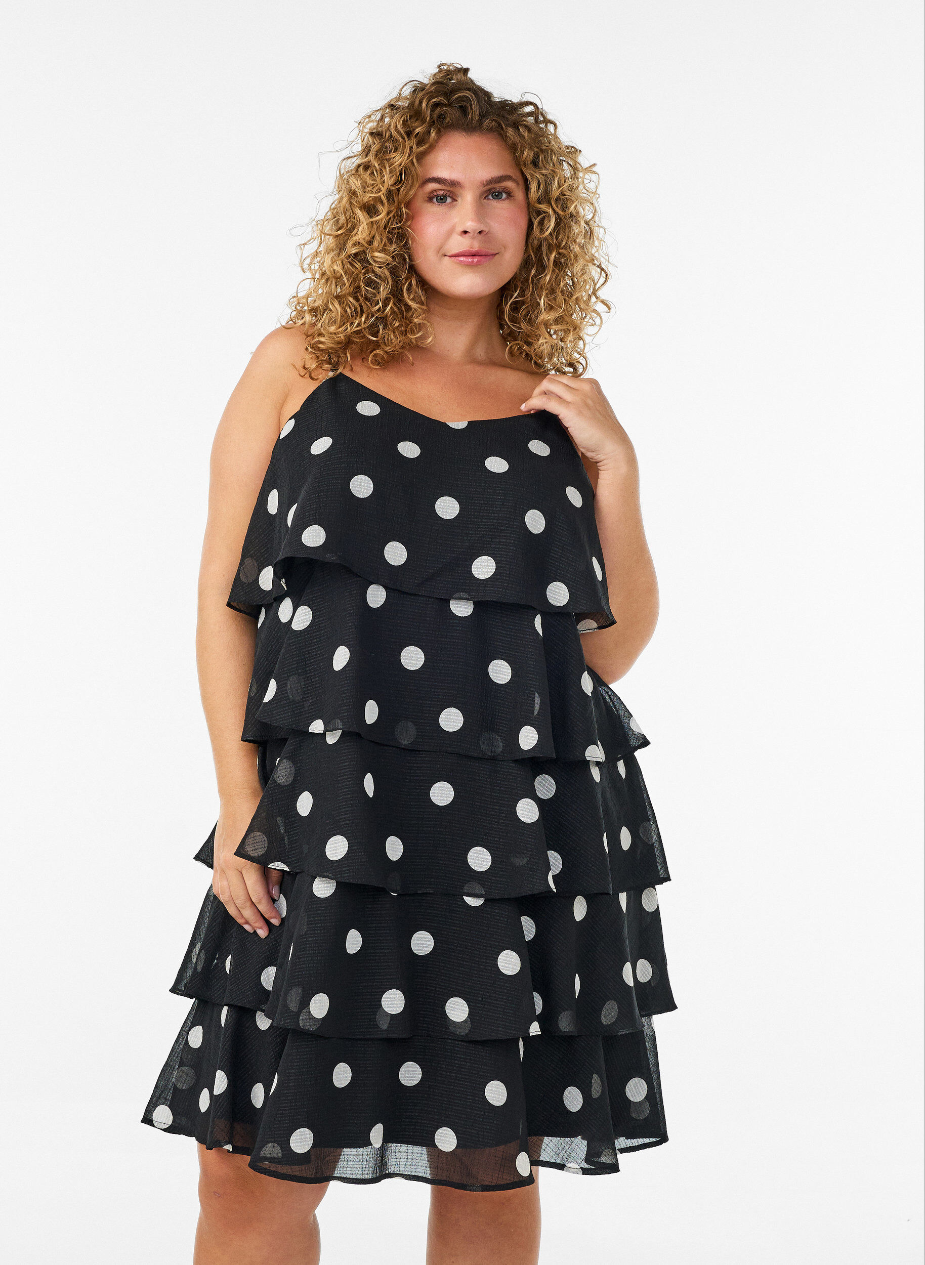 Robe &agrave; volants superpos&eacute;s avec fines bretelles, Noir, Model