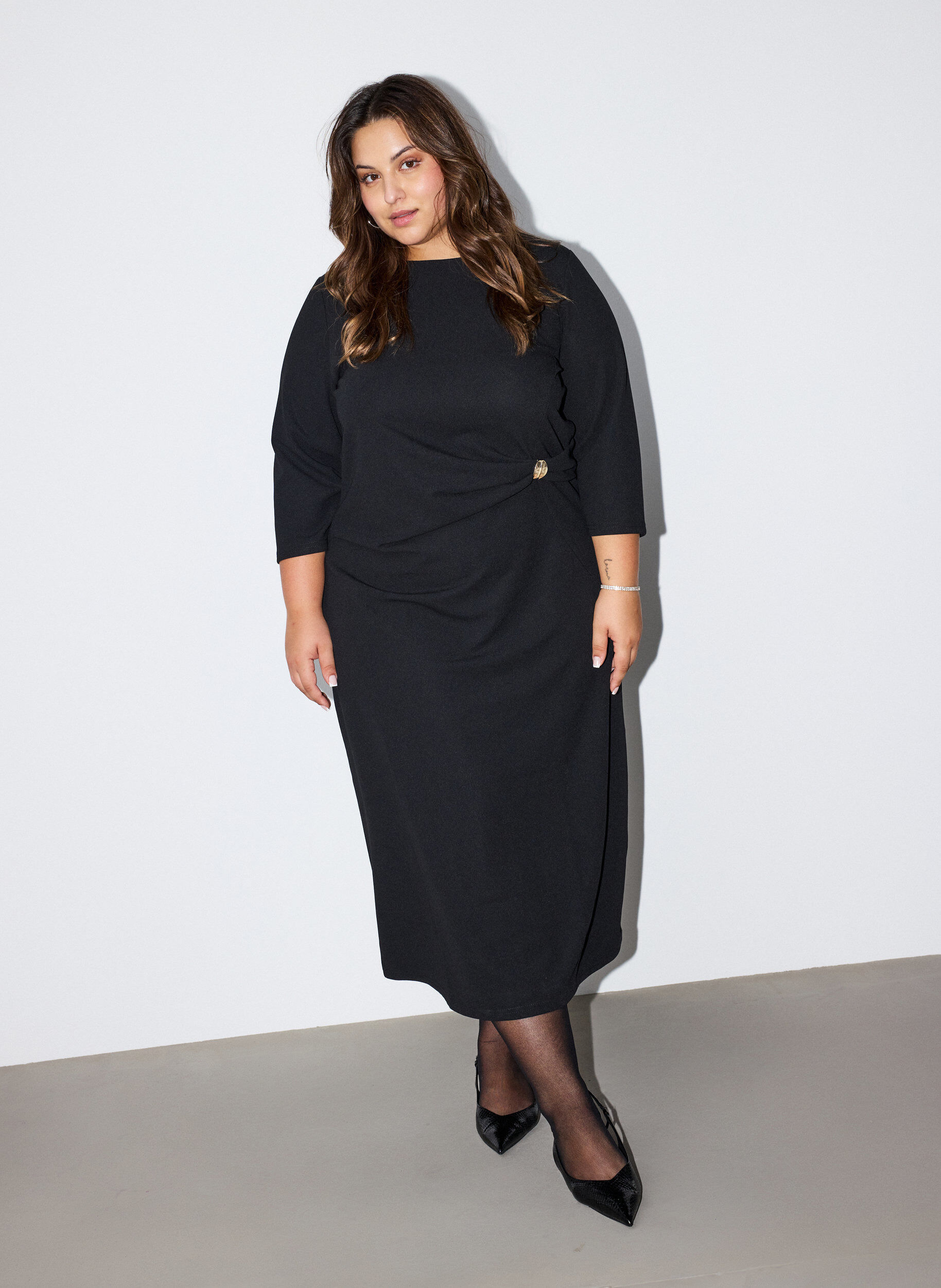 ZizziRobe en jersey avec drap&eacute; et boucle d&eacute;corative, Noir, Model image number 0
