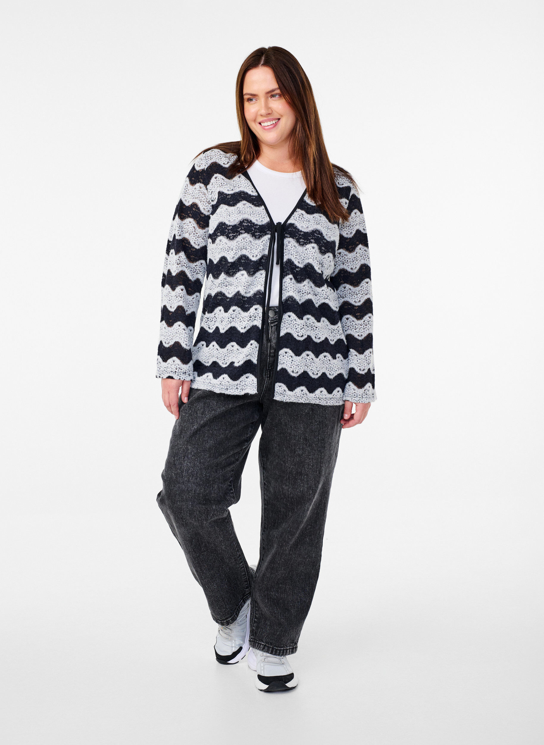 Zizzi Cardigan tricot&eacute; avec motif de vagues, Black Stripe, Model image number 2