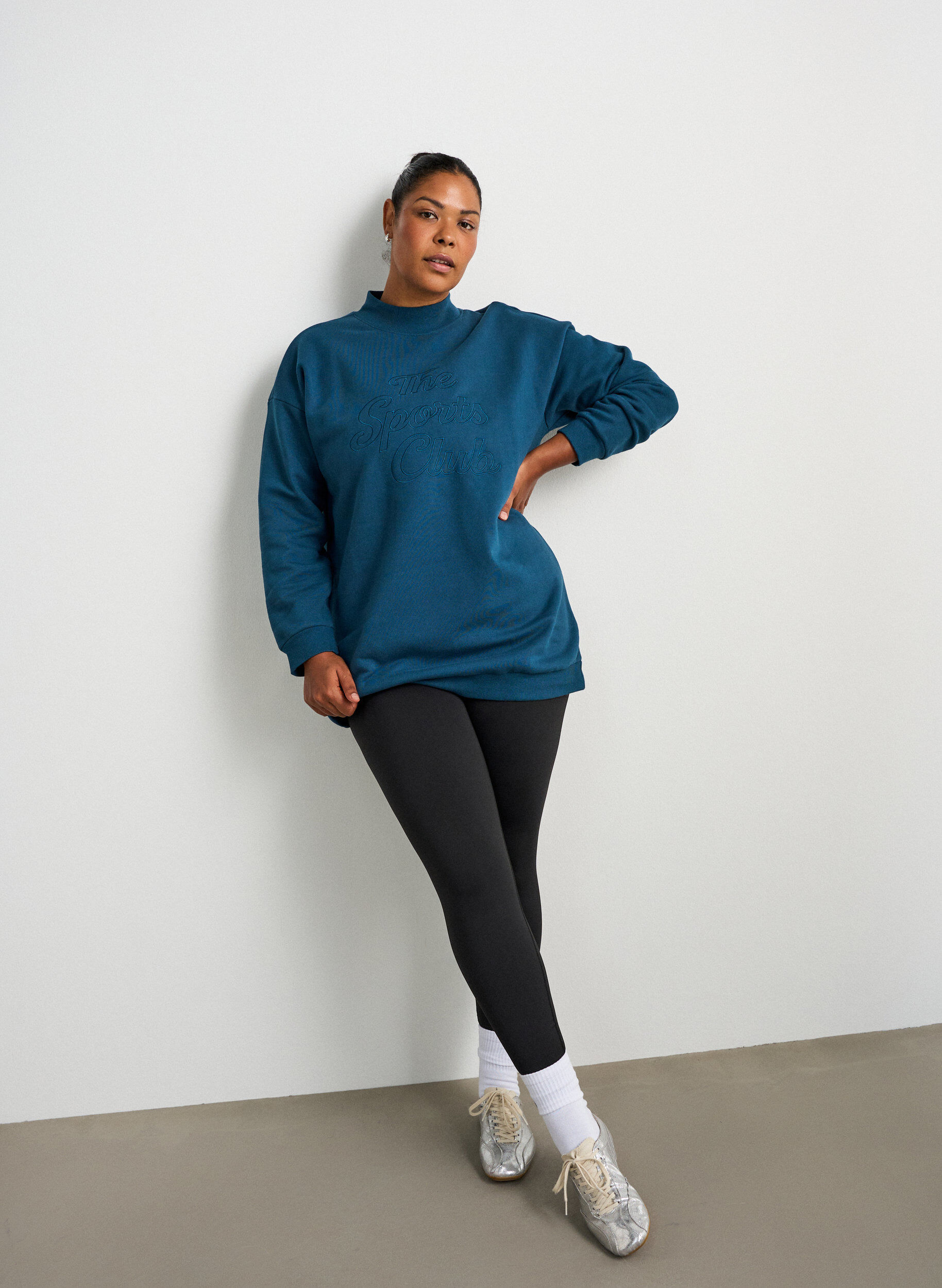 ZizziSweat-shirt long &agrave; col montant et texte brod&eacute;, Bleu, Model image number 1
