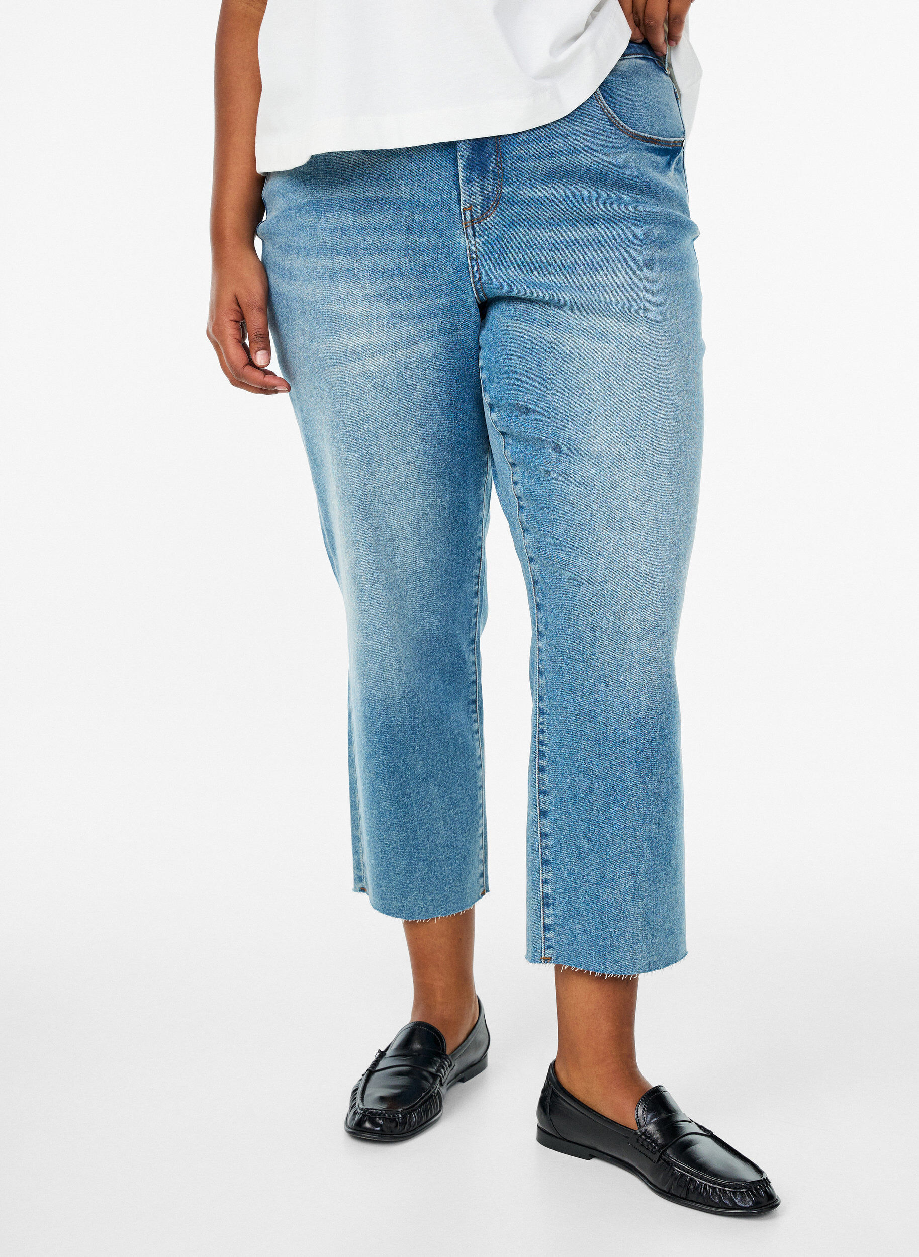 Zizzi Jean 7/8 avec bords bruts et taille haute, Bleu Clair, Model image number 2