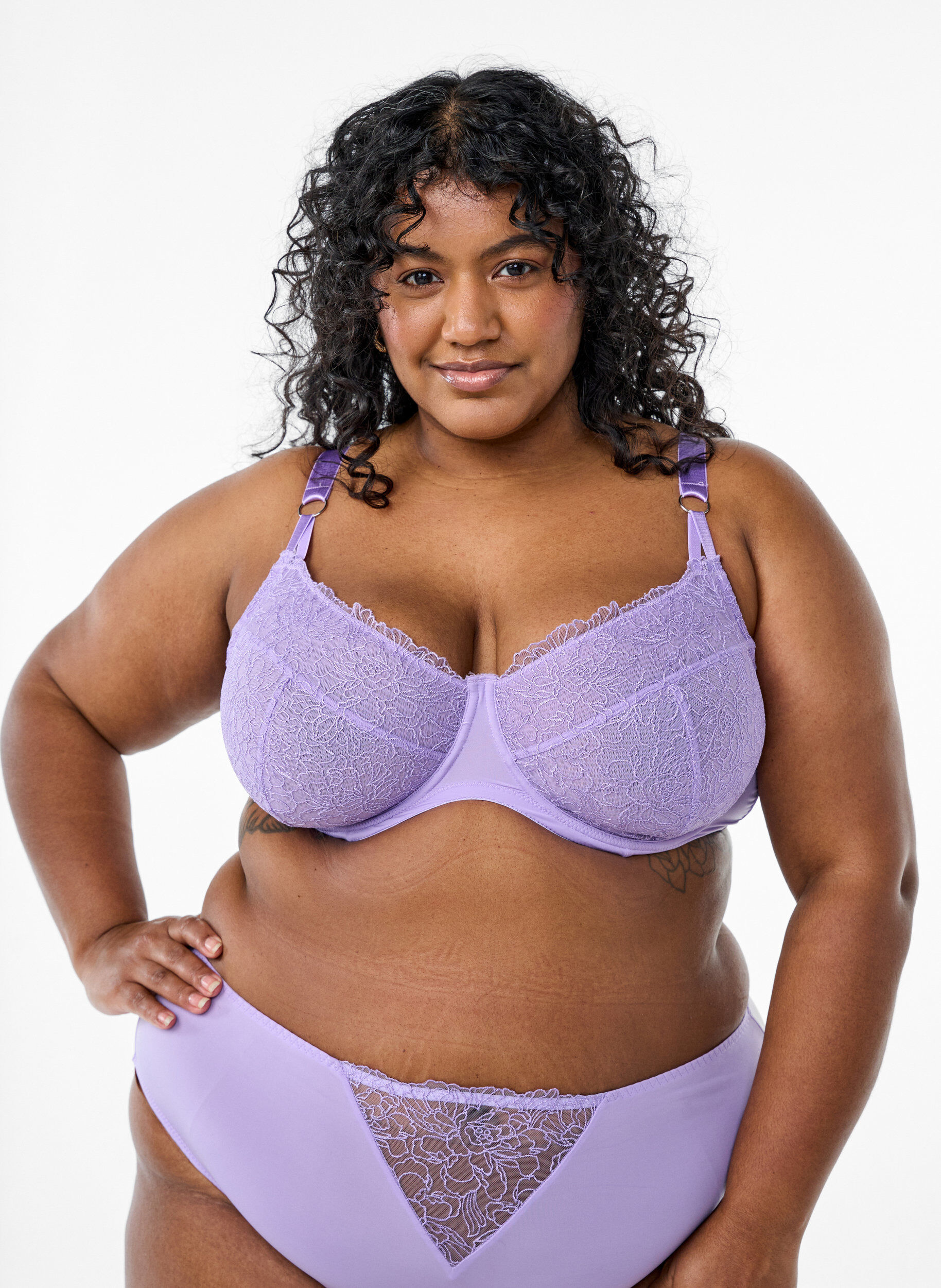 Soutien-gorge couvrant en dentelle, Violet, Model