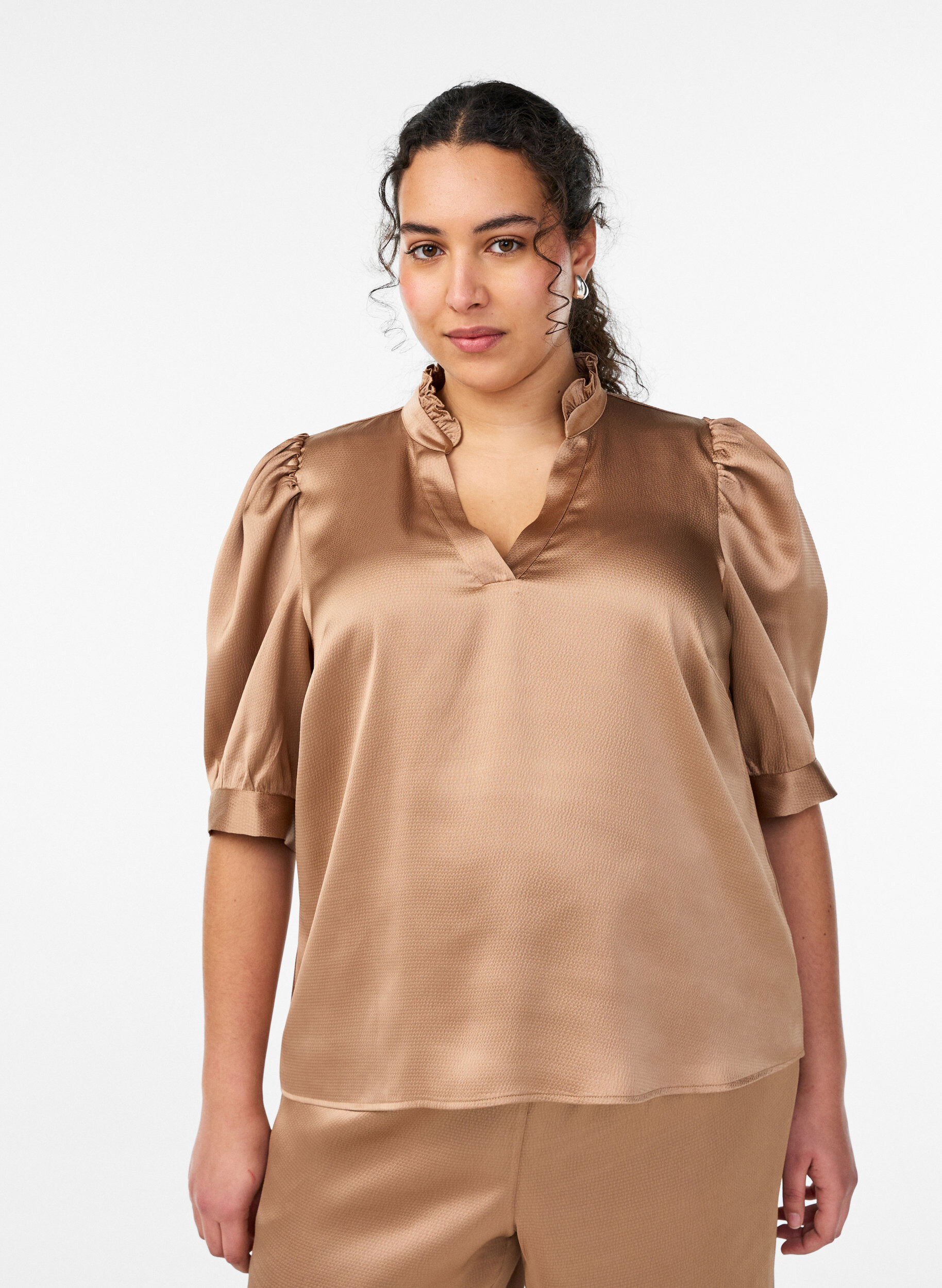 Blouse satin&eacute;e avec manches courtes et col &agrave; volants, Marron, Model
