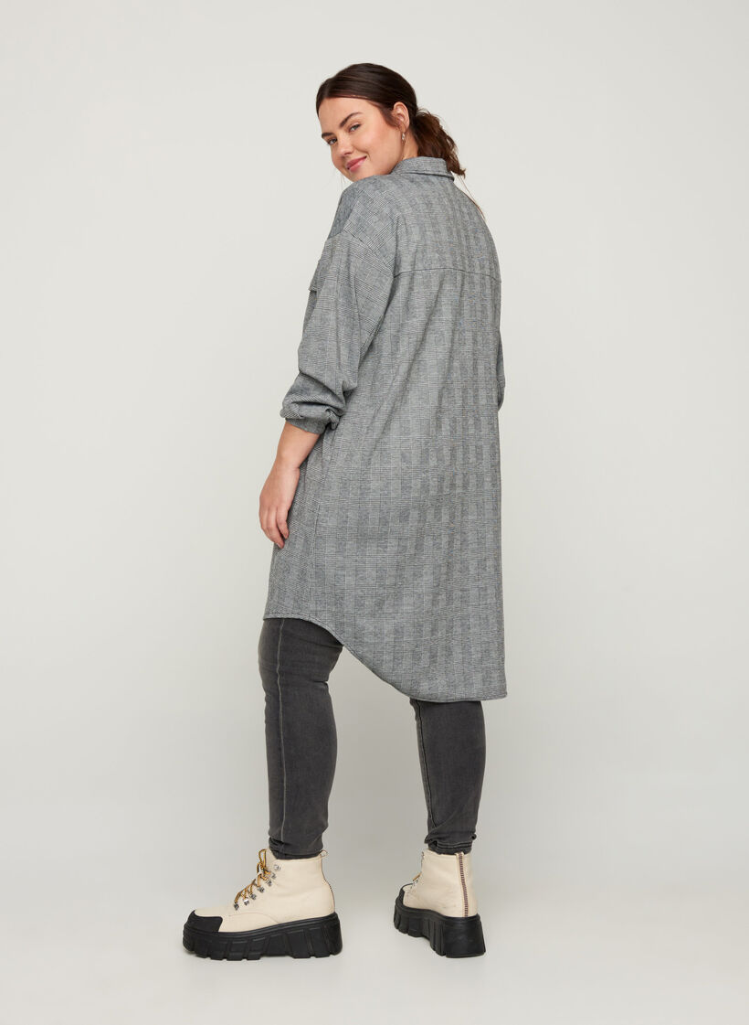 Chemise longue à carreaux avec poches poitrine, Black Check , Model image number 1