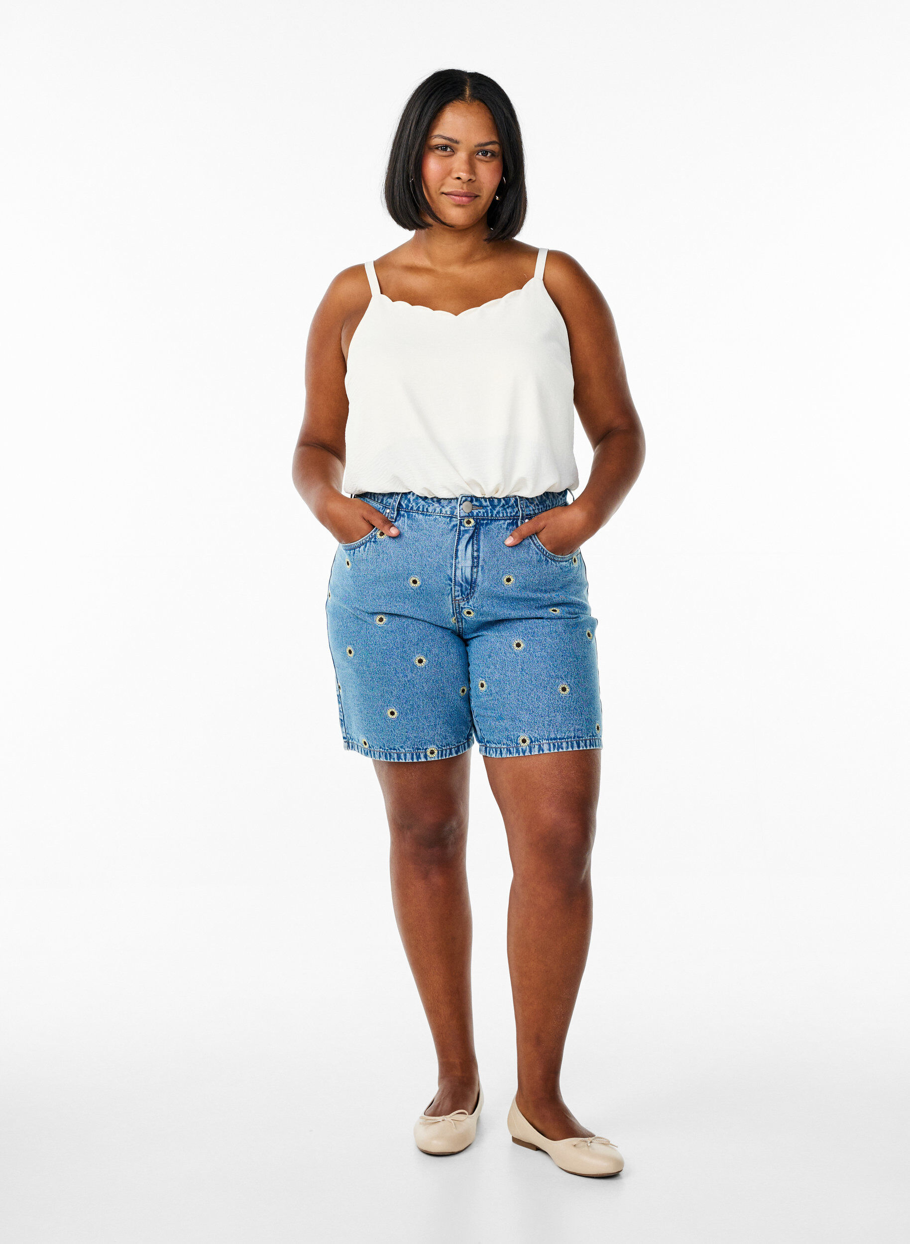 Zizzi Haut avec un ourlet ondul&eacute;, Vanille, Model image number 1