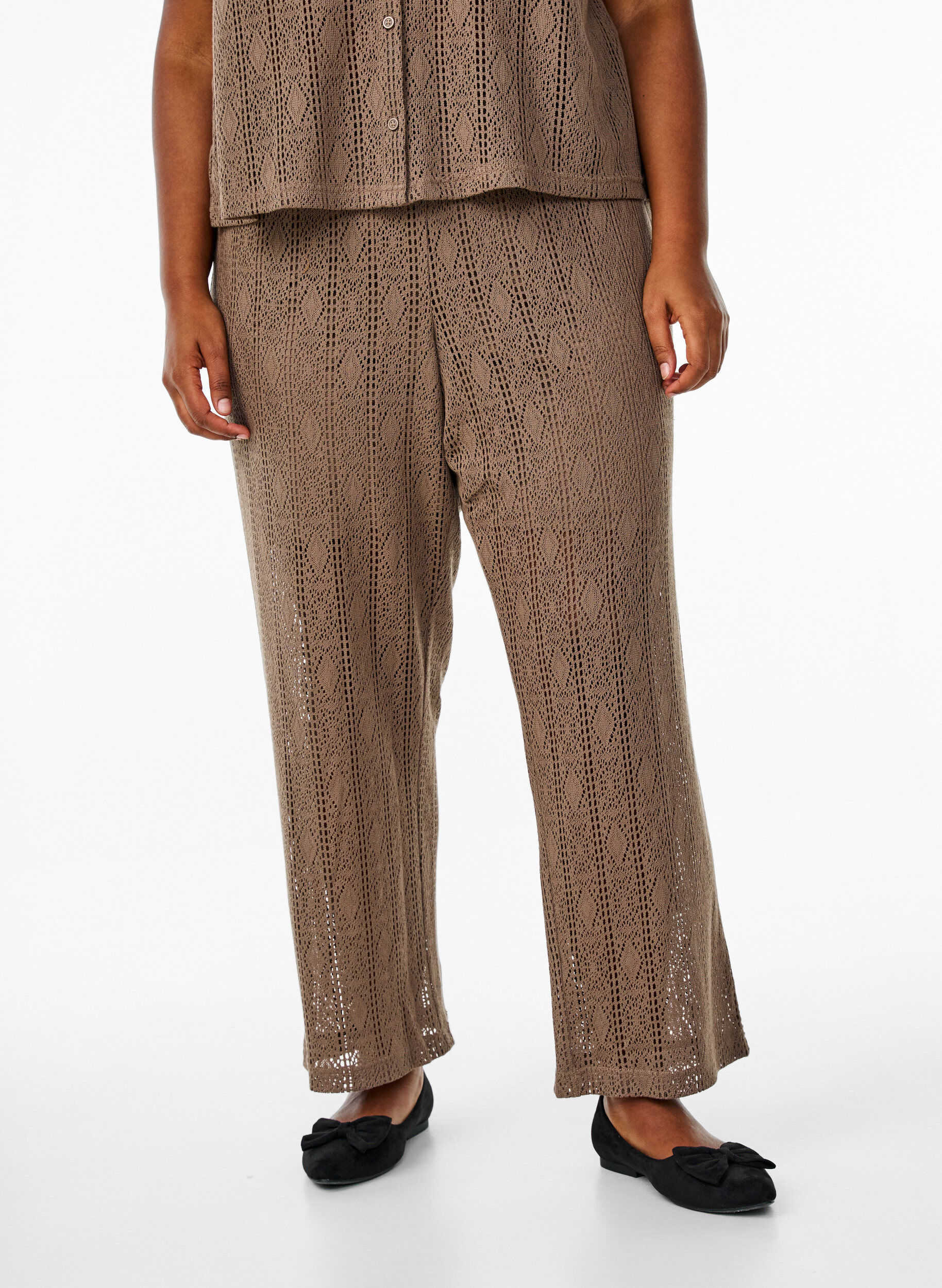Zizzi Pantalon avec un motif ajour&eacute;, Marron, Model image number 2