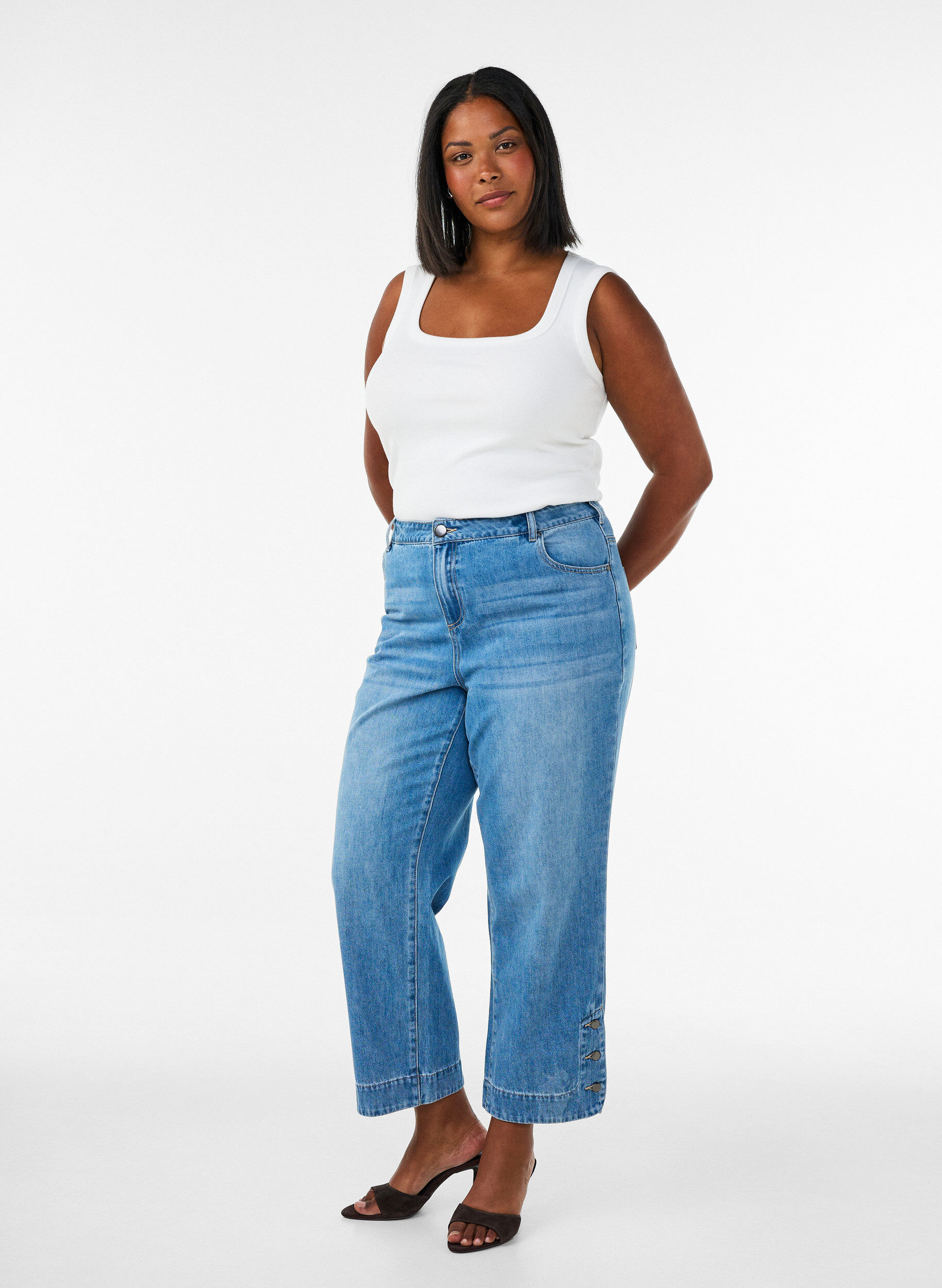 ZizziJean cropped Kiana &agrave; coupe droite avec d&eacute;tails boutonn&eacute;s, Bleu Clair, Model image number 0