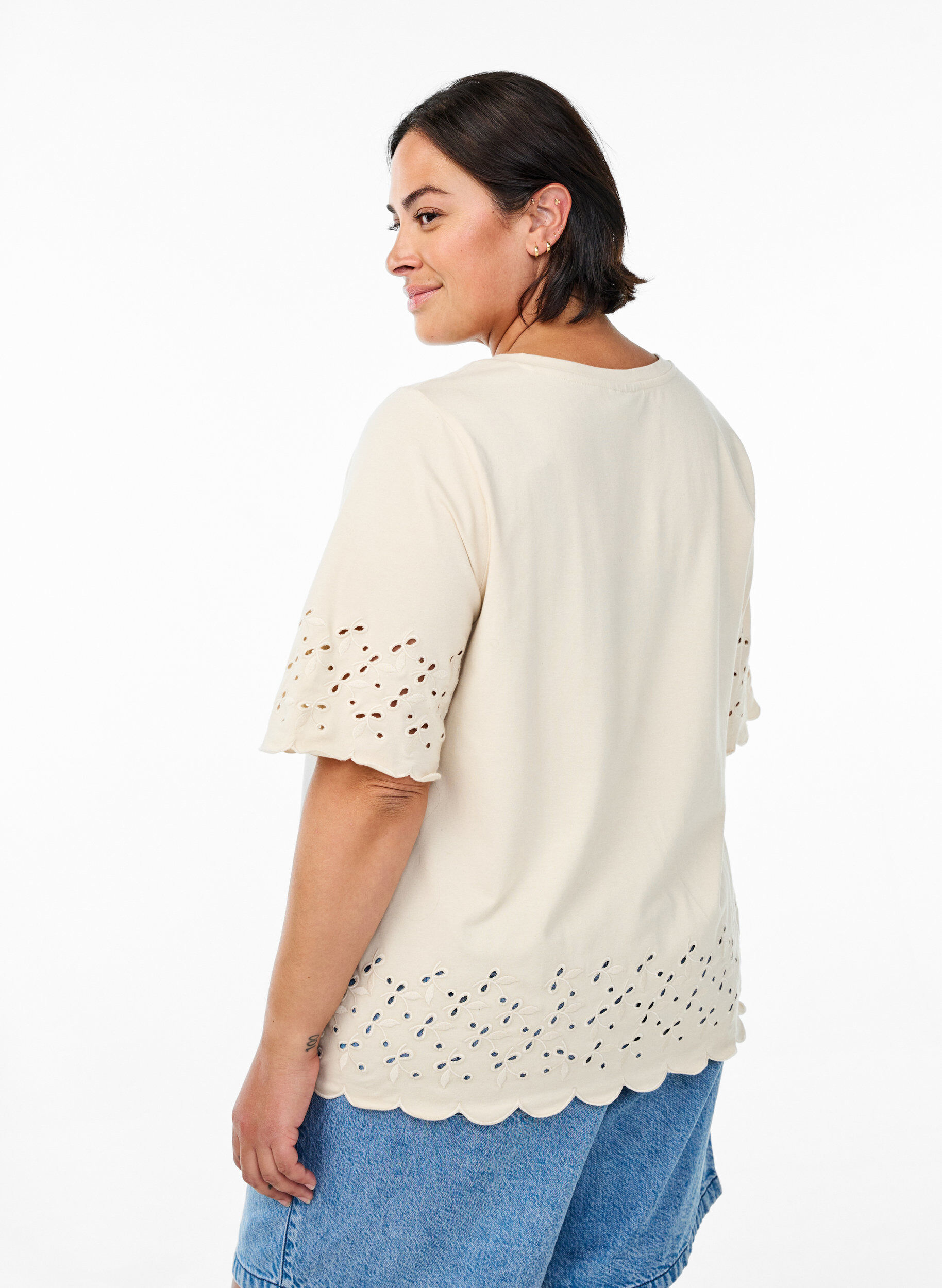 Zizzi T-shirt avec broderie anglaise et bords &eacute;chancr&eacute;s, Beige, Model image number 2