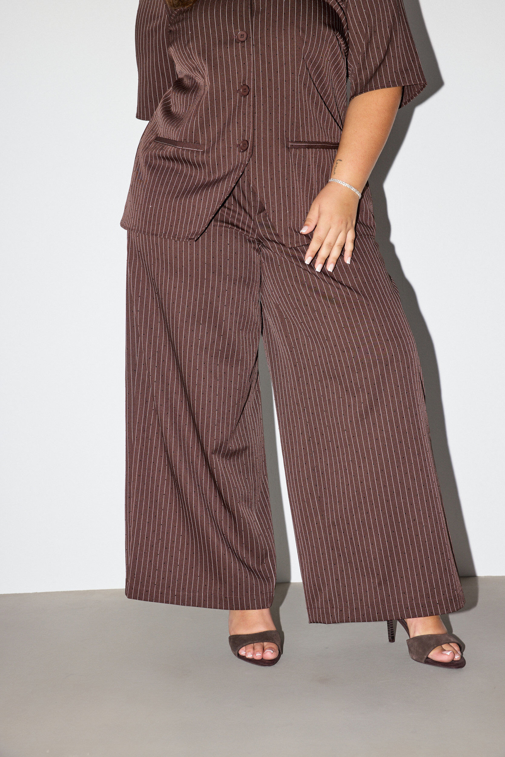 ZizziPantalon coupe amples &agrave; rayures tennis avec strass, Marron, Model image number 2