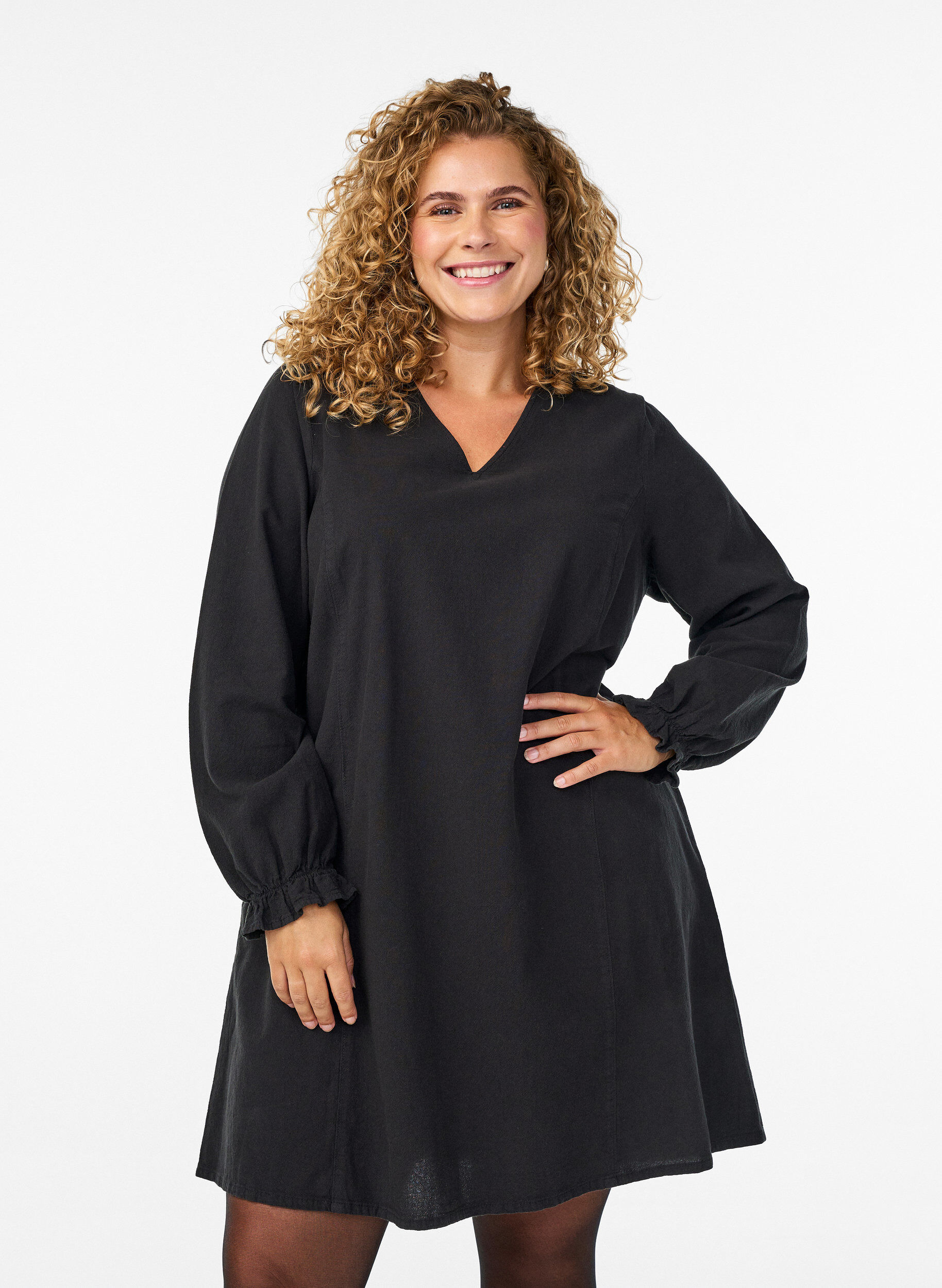 Robe courte en coton avec col en V, Noir, Model