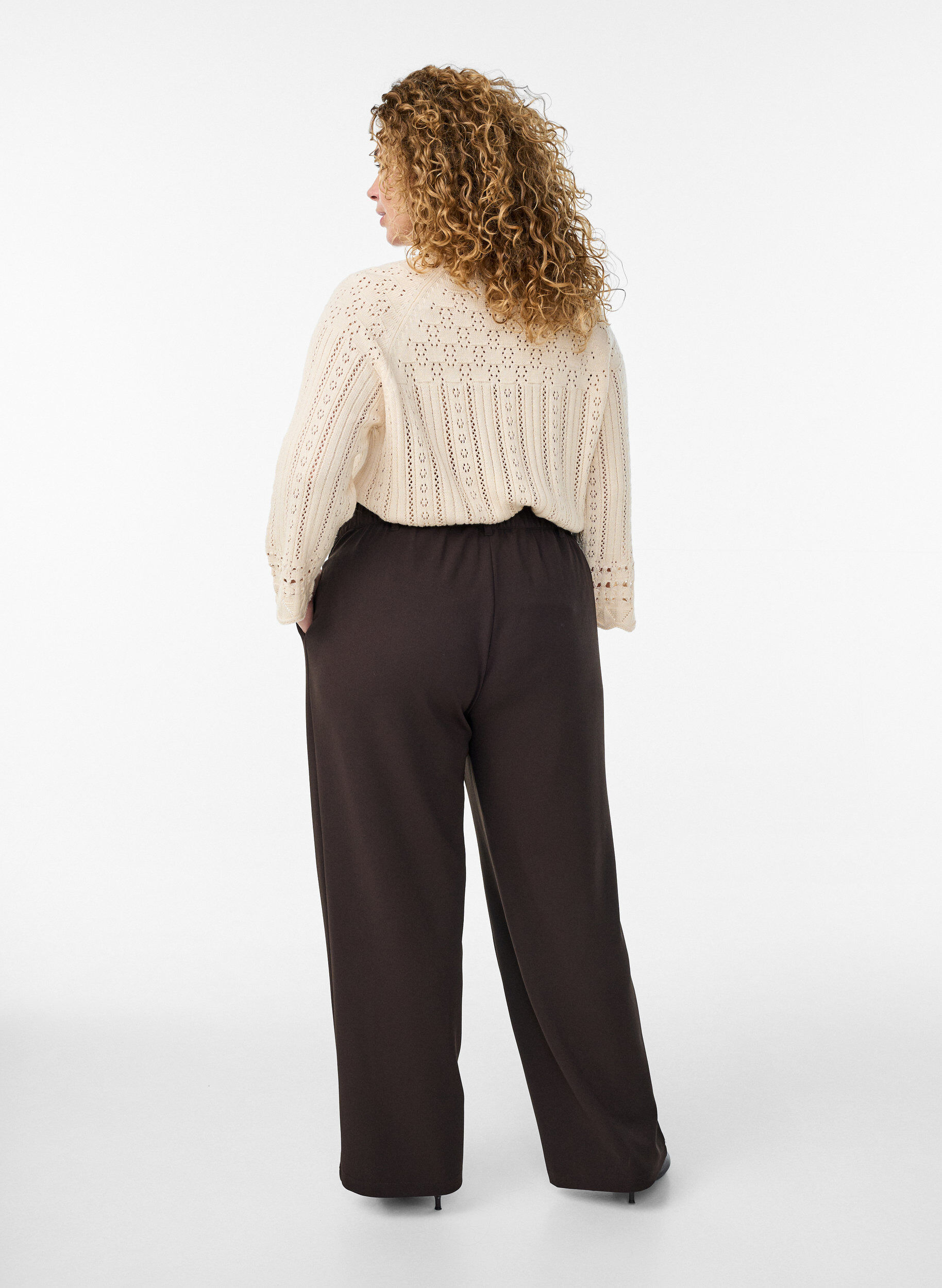 Zizzi Pantalon taille haute avec ceinture et boucle dor&eacute;e, Marron, Model image number 1