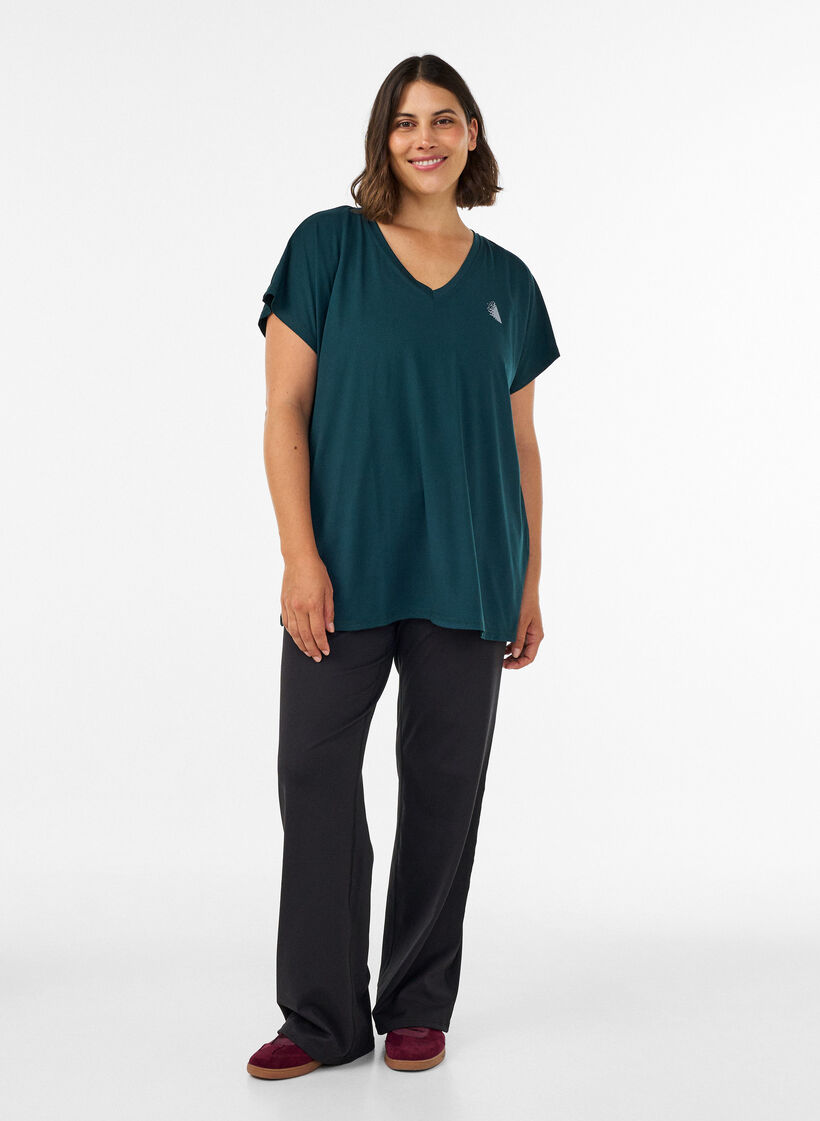 Loose training t-shirt with V-neck, Vert fonc&eacute;, Model image number 1