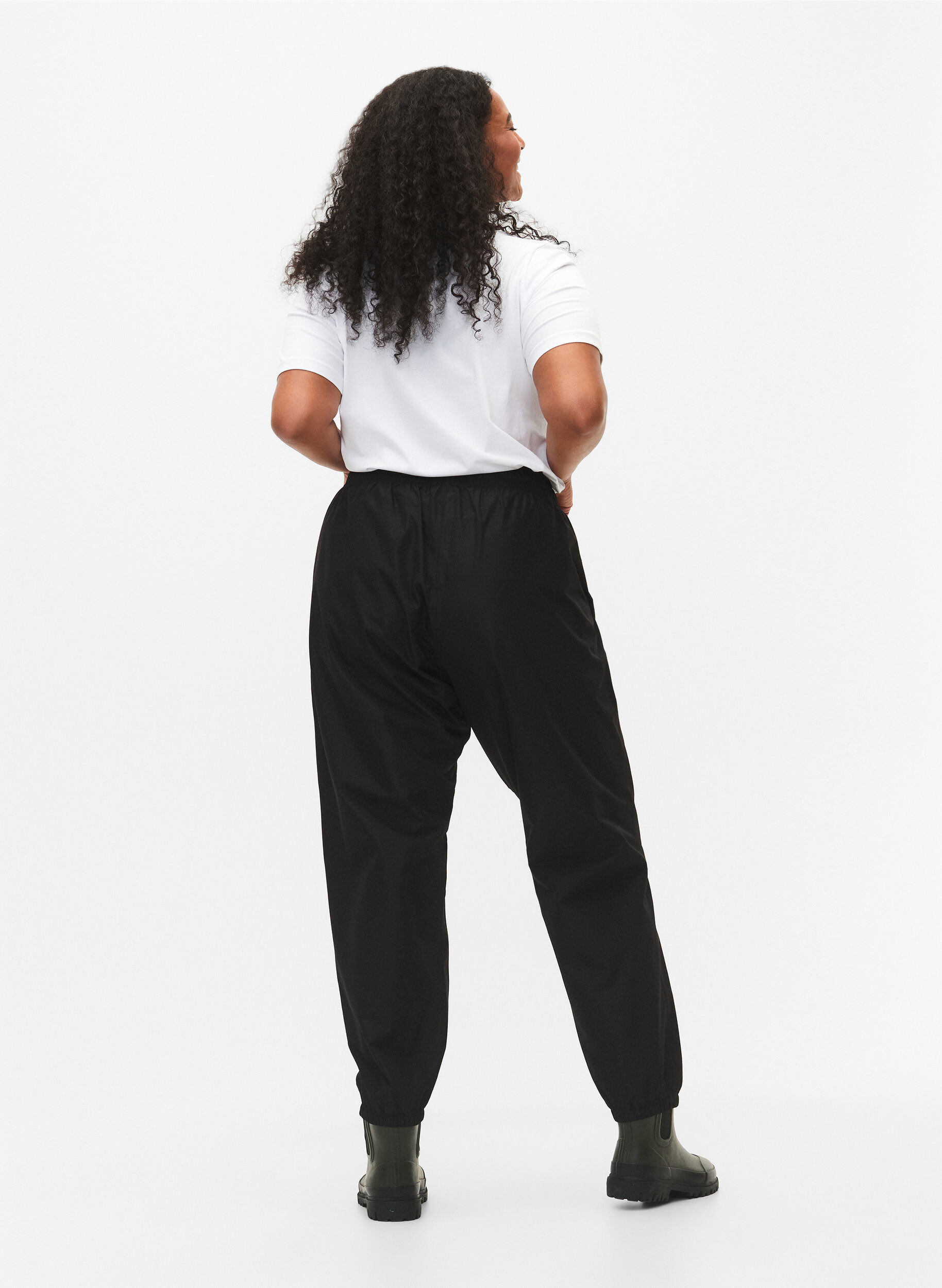 Zizzi Pantalon de pluie avec &eacute;lastique et cordon de serrage, Noir, Model image number 1