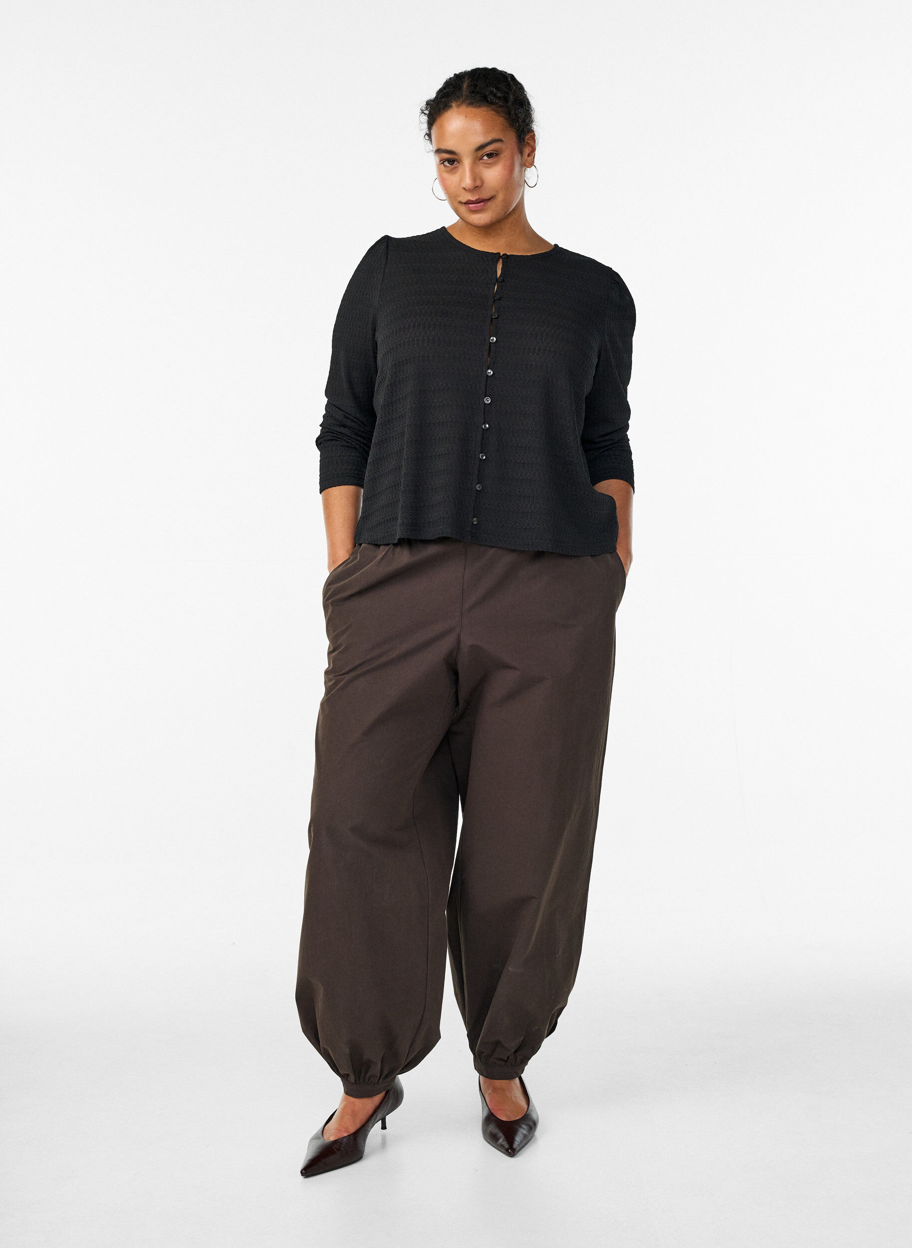 Zizzi Blouse avec motif textur&eacute; et fermeture boutonn&eacute;e, Noir, Model image number 1